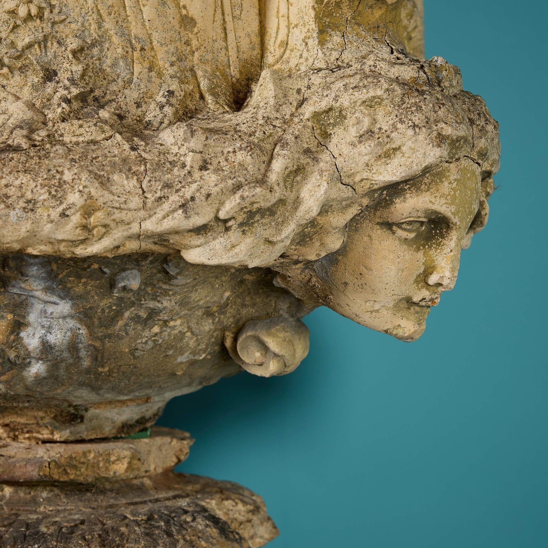 Inglese Set di urne da giardino monumentali in stile neoclassico inglese, alte 2,38 m e sottoposte alle intemperie in vendita