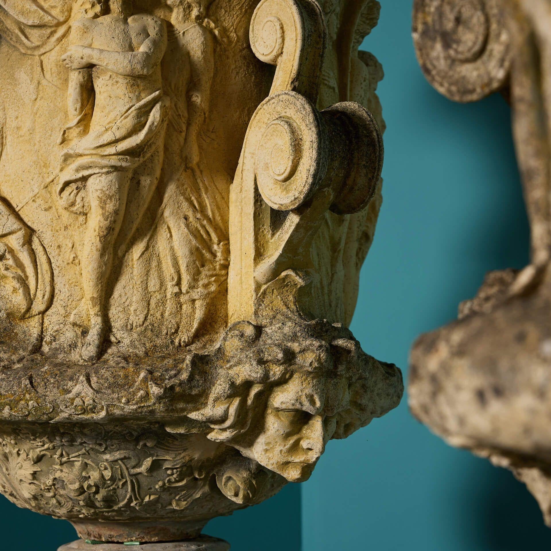 Set di urne da giardino monumentali in stile neoclassico inglese, alte 2,38 m e sottoposte alle intemperie In condizioni discrete in vendita a Wormelow, Herefordshire