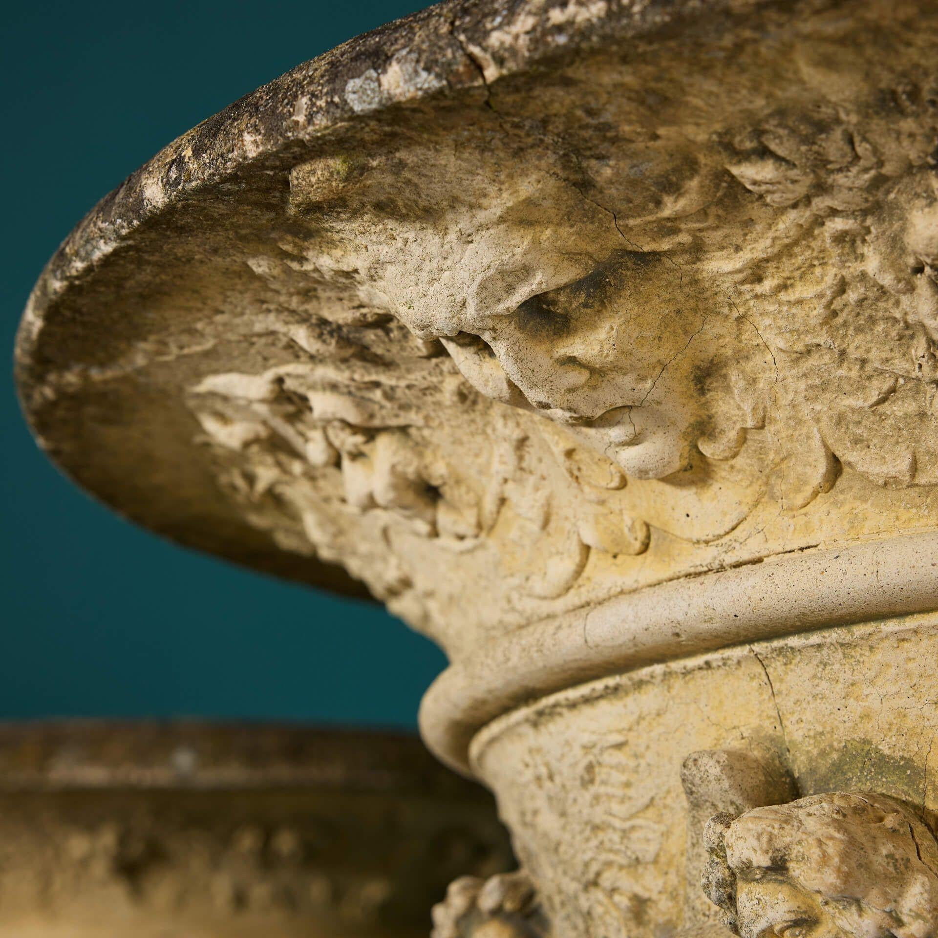 XX secolo Set di urne da giardino monumentali in stile neoclassico inglese, alte 2,38 m e sottoposte alle intemperie in vendita