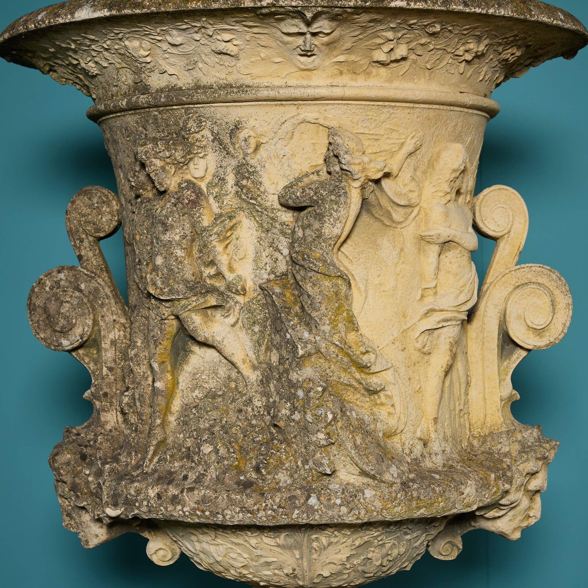 Pietra Set di urne da giardino monumentali in stile neoclassico inglese, alte 2,38 m e sottoposte alle intemperie in vendita