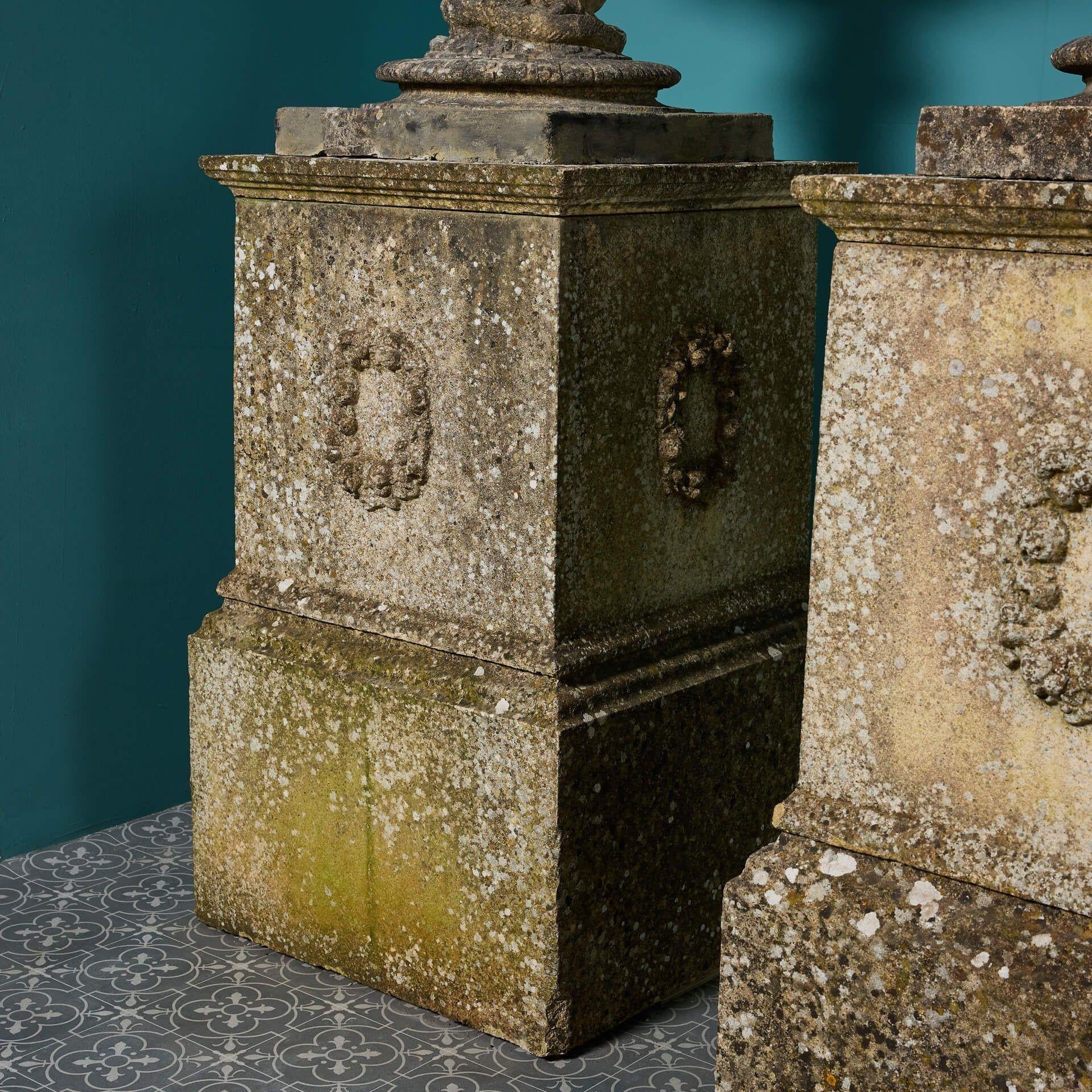 Set di urne da giardino monumentali in stile neoclassico inglese, alte 2,38 m e sottoposte alle intemperie in vendita 1