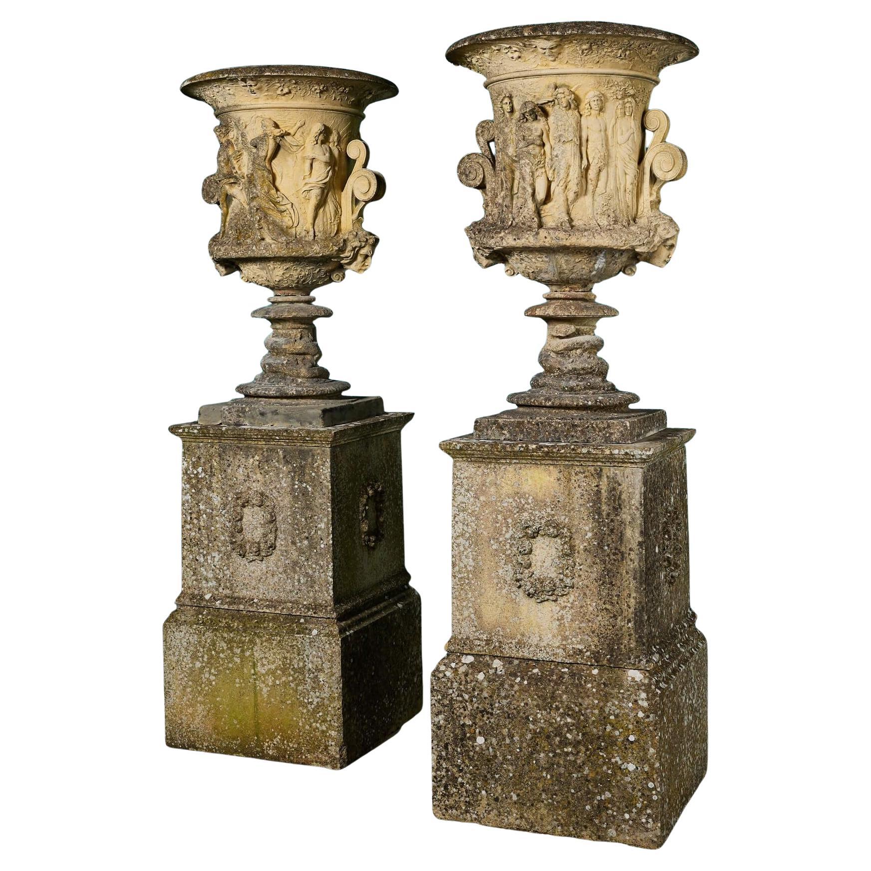 Set di urne da giardino monumentali in stile neoclassico inglese, alte 2,38 m e sottoposte alle intemperie in vendita