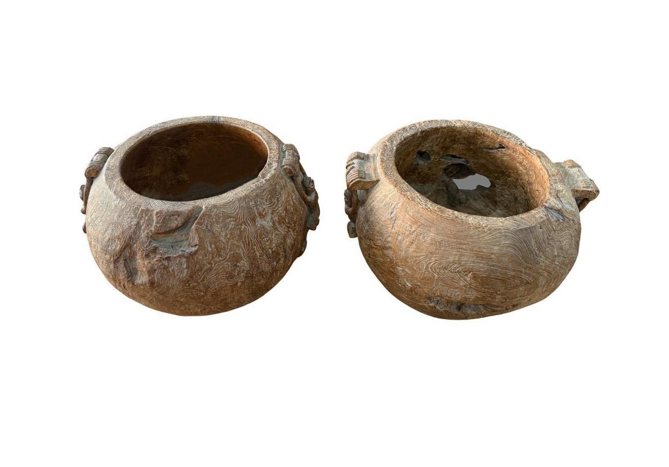 Monumentaler Satz von handgeschnitzten Schalen aus Teak-Maserholz aus der Mitte des 20. (Handgefertigt) im Angebot