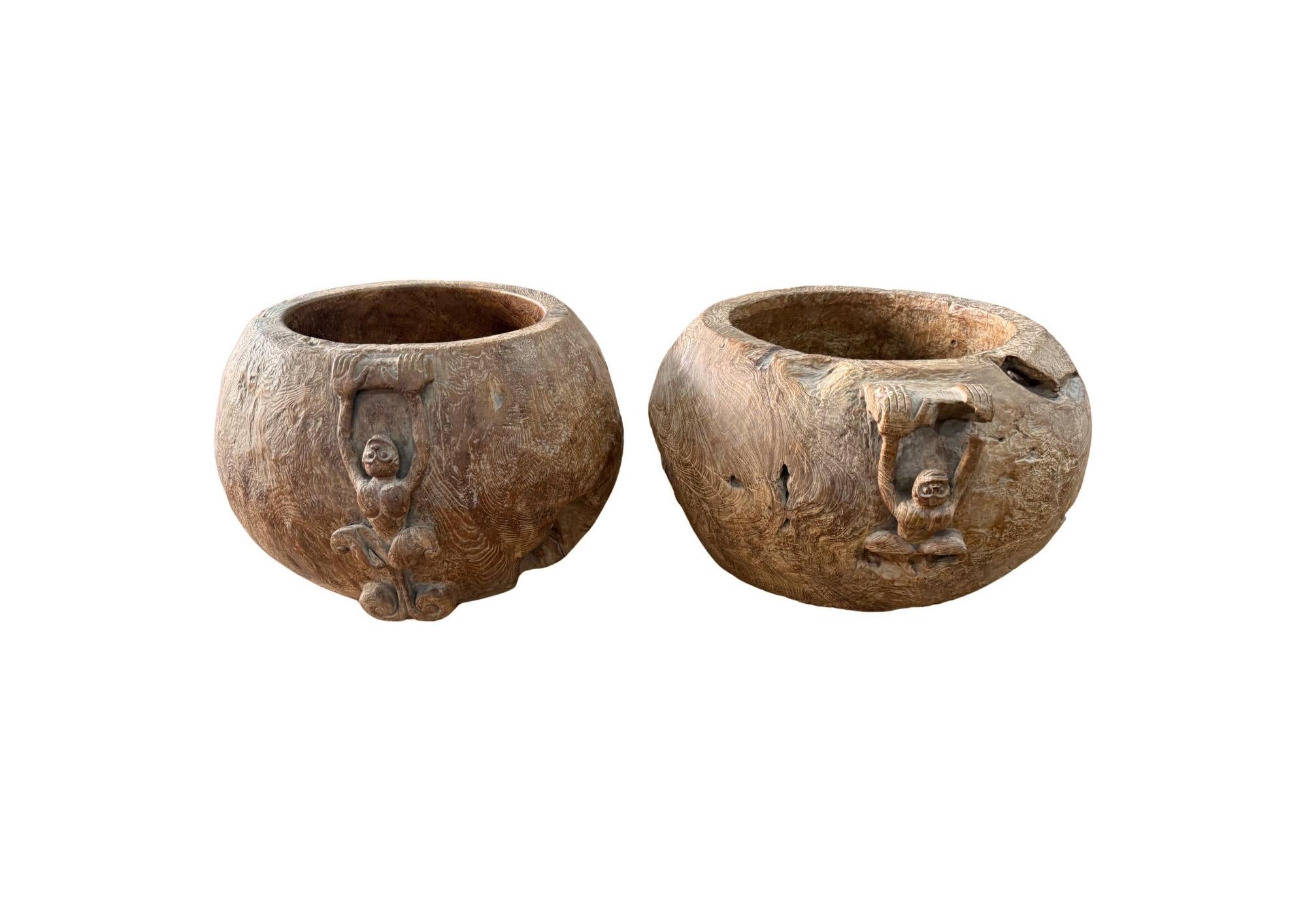 Monumentaler Satz von handgeschnitzten Schalen aus Teak-Maserholz aus der Mitte des 20. (Holz) im Angebot