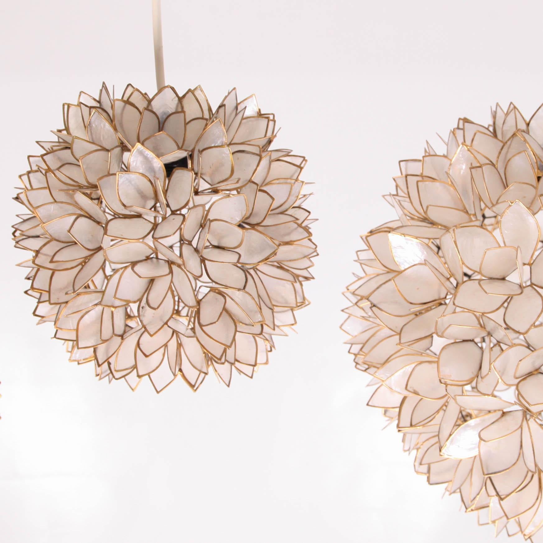 Contemporary Set of Mother-of-pearl and gilded metal pendant lights For Sale
