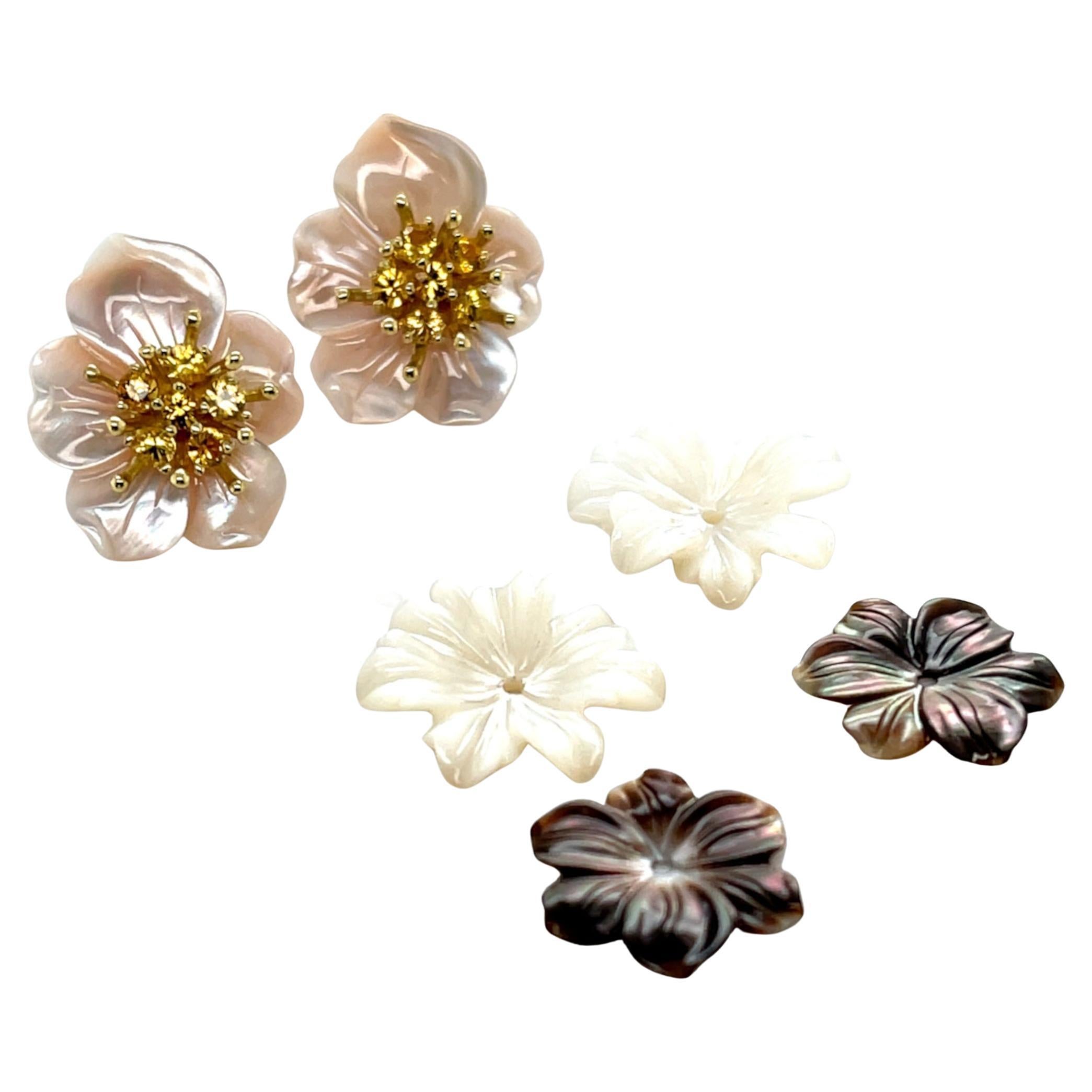 Set von Perlmutt-Ohrringe-Jacken mit Gold- und gelben Saphir-"Stamens" im Angebot