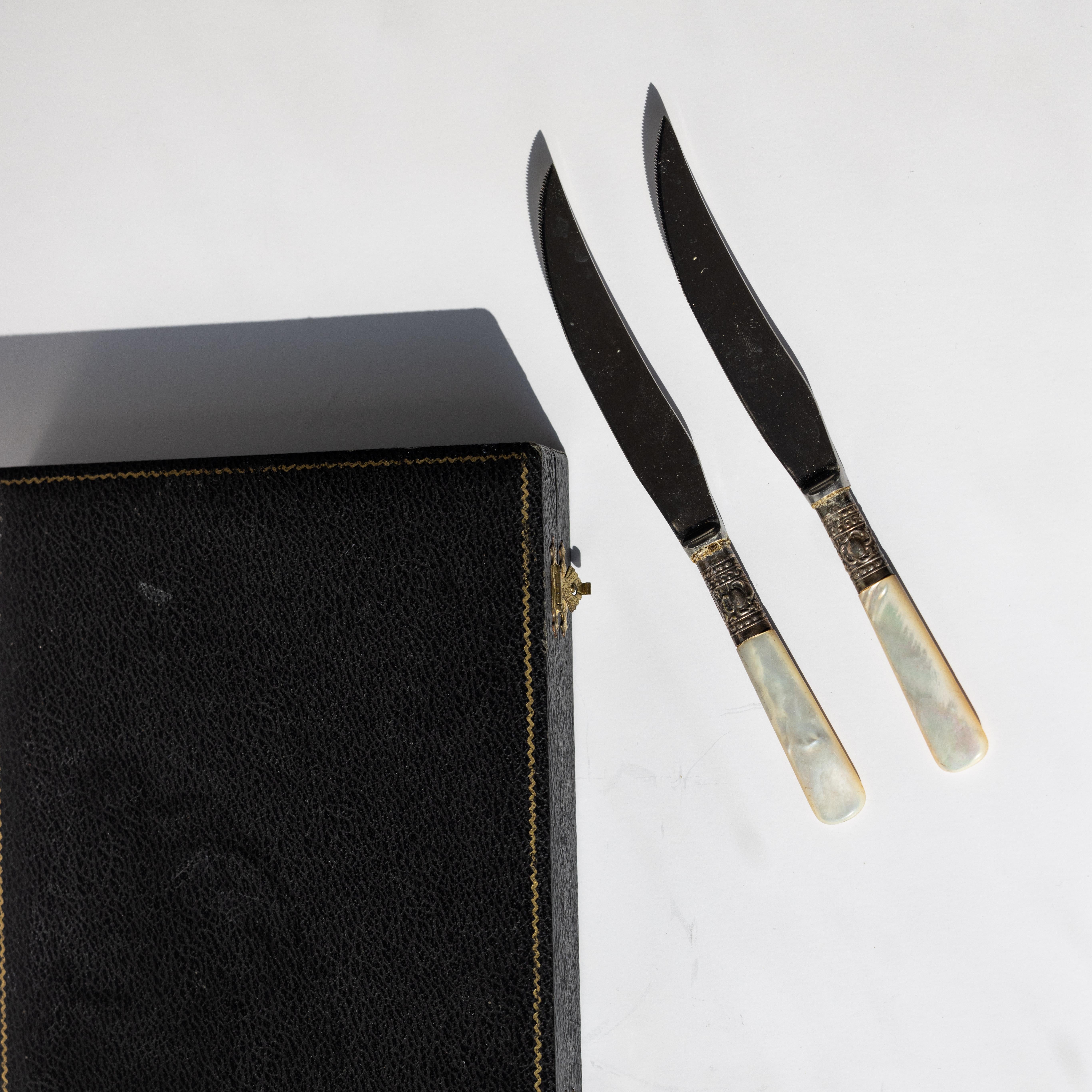 Set di coltelli con manico in madreperla (frutta e burro), accenti in argento sterling in vendita 2