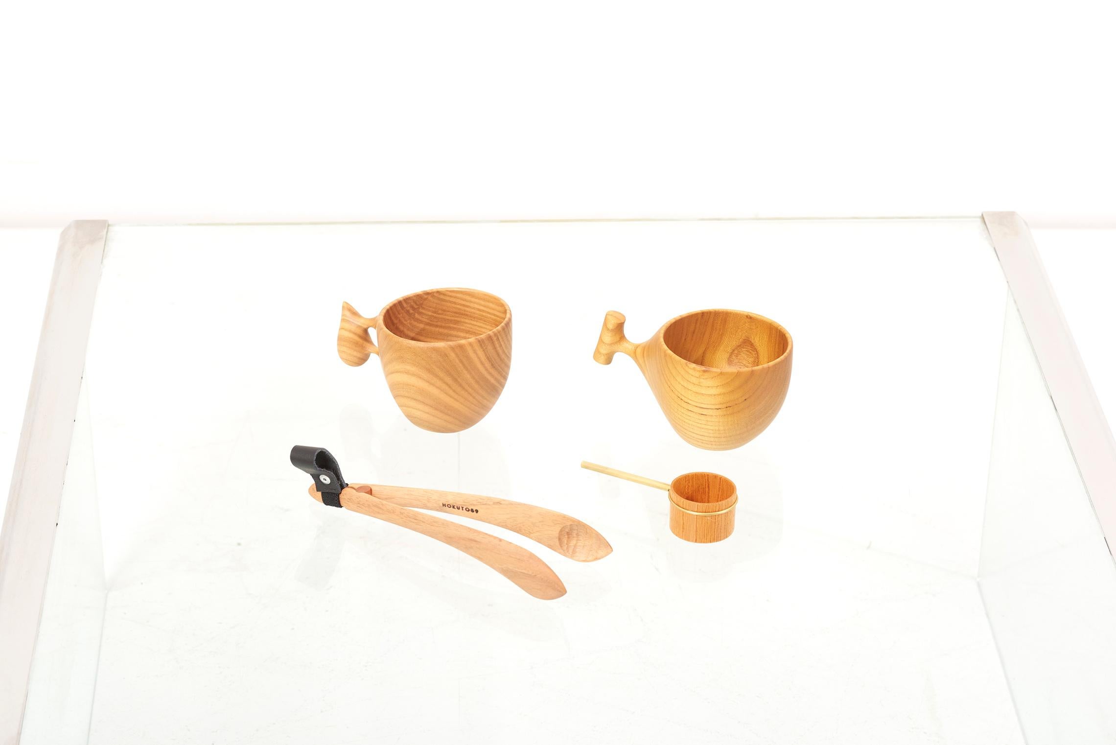 Cet ensemble contient une sélection de 4 articles de cuisine fabriqués à la main : Deux tasses à café, une pelle à café et une pince, toutes fabriquées à la main par le designer japonais Hokuto Sekine en 2021. Les mesures indiquées s'appliquent à la