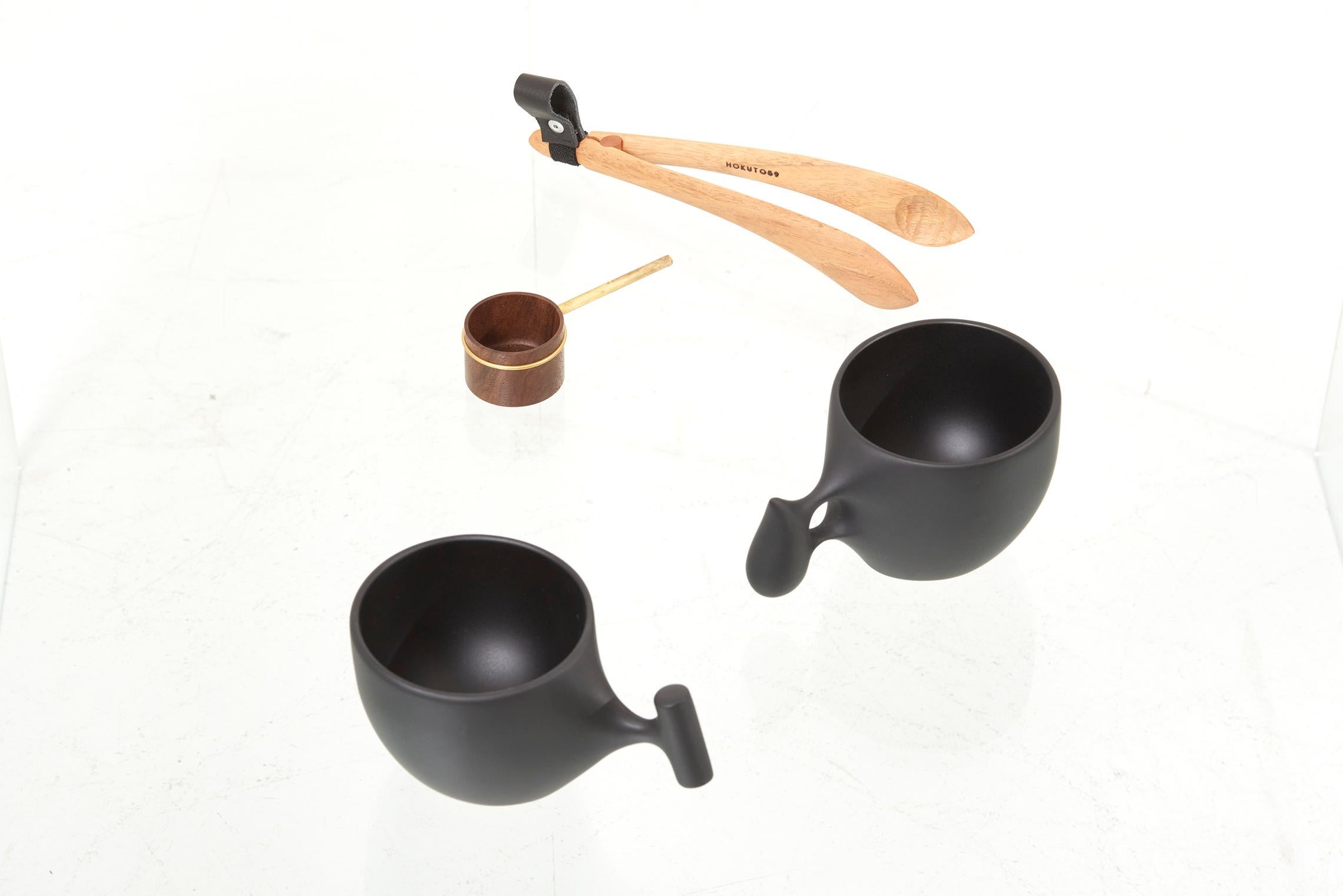 This set contains a selection of 4 hand-crafted kitchenware items: Two coffee mugs, one coffee scoop and one tong, all hand-crafted by Japanese designer Hokuto Sekine in 2021. The measurements given apply to the coffee mug, the coffee scoop measures