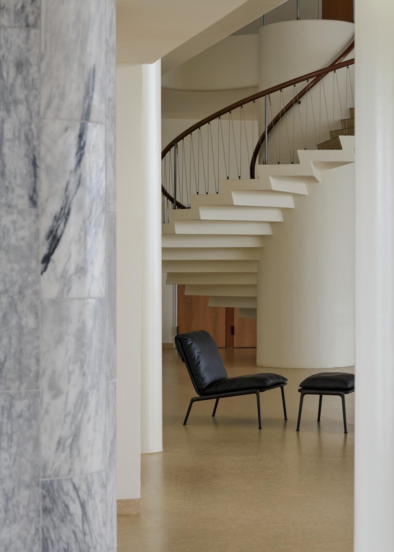 Muno Lounge Chair LN18
Characterized by its plush cushions and sleek, cast aluminum legs, the Muno lounge chair offers the same compelling experience as its taller counterpart in a more compact form. Revolving around a single cushion, the chair’s