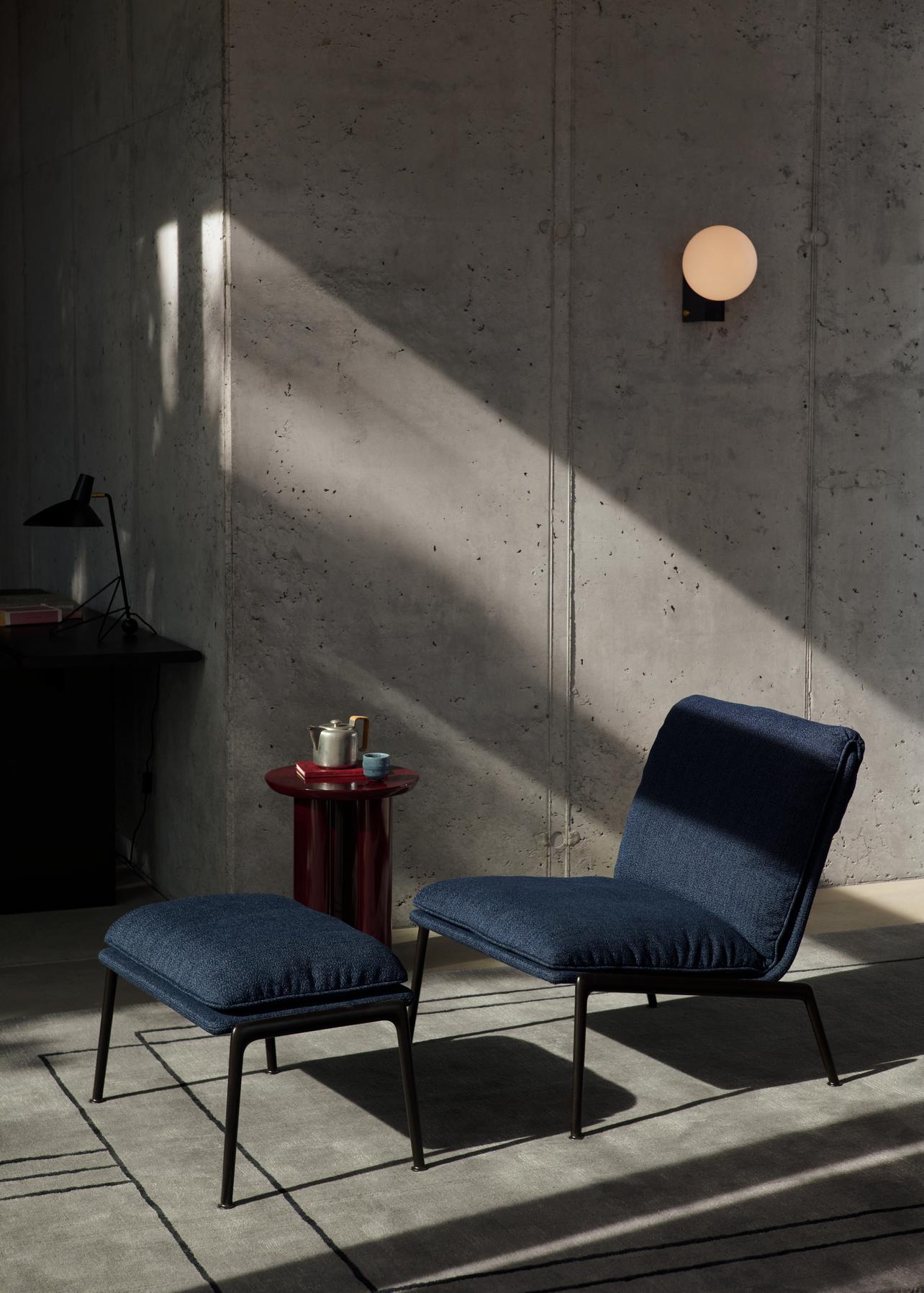 Sillón Muno LN18
Caracterizada por sus cojines de felpa y sus elegantes patas de aluminio fundido, la tumbona Muno ofrece la misma experiencia cautivadora que su homóloga más alta en una forma más compacta. Girando en torno a un único cojín, el