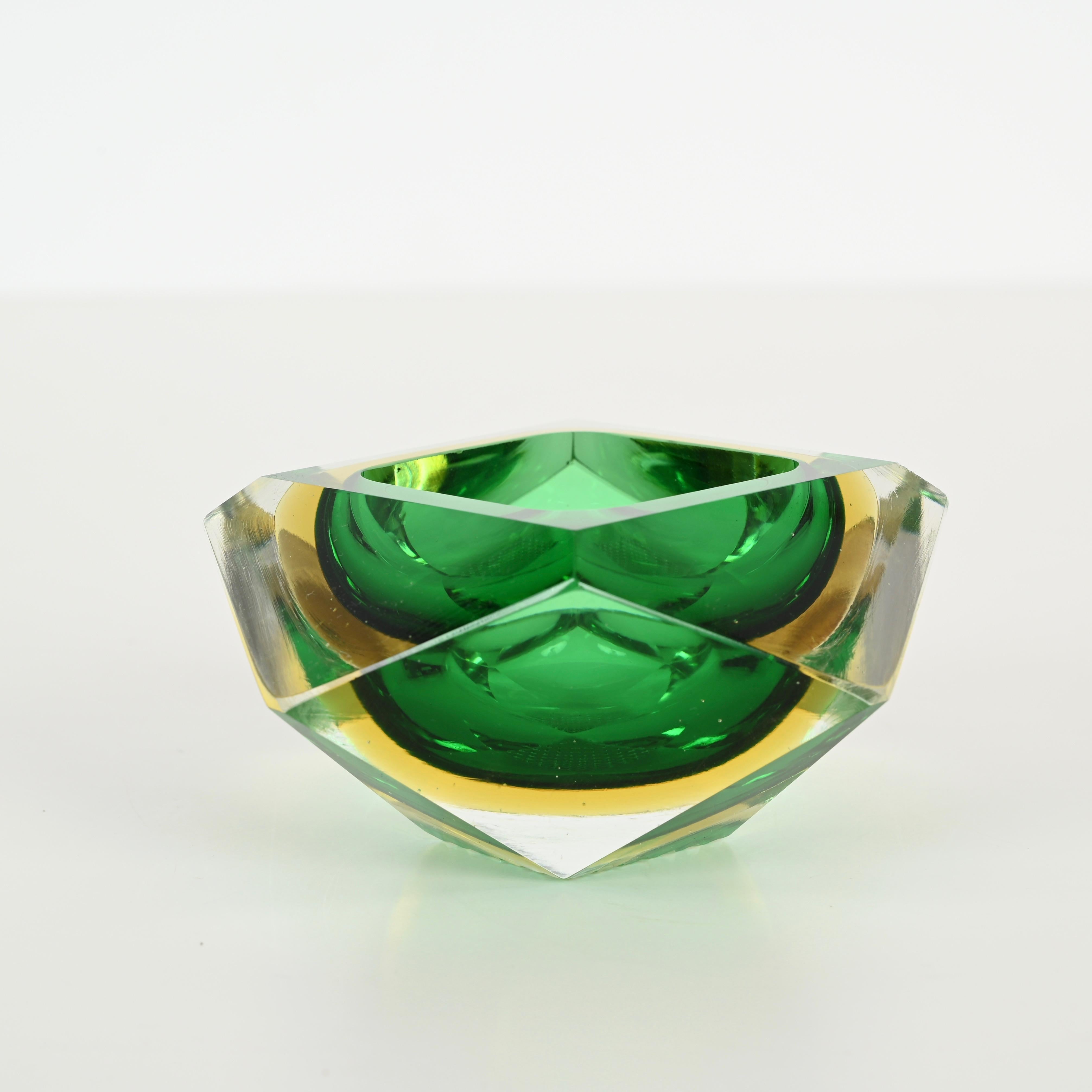 Juego de Cristal Decorativo de Murano en Rojo y Verde Sommerso Multifacetado, Italia años 60 en venta 2