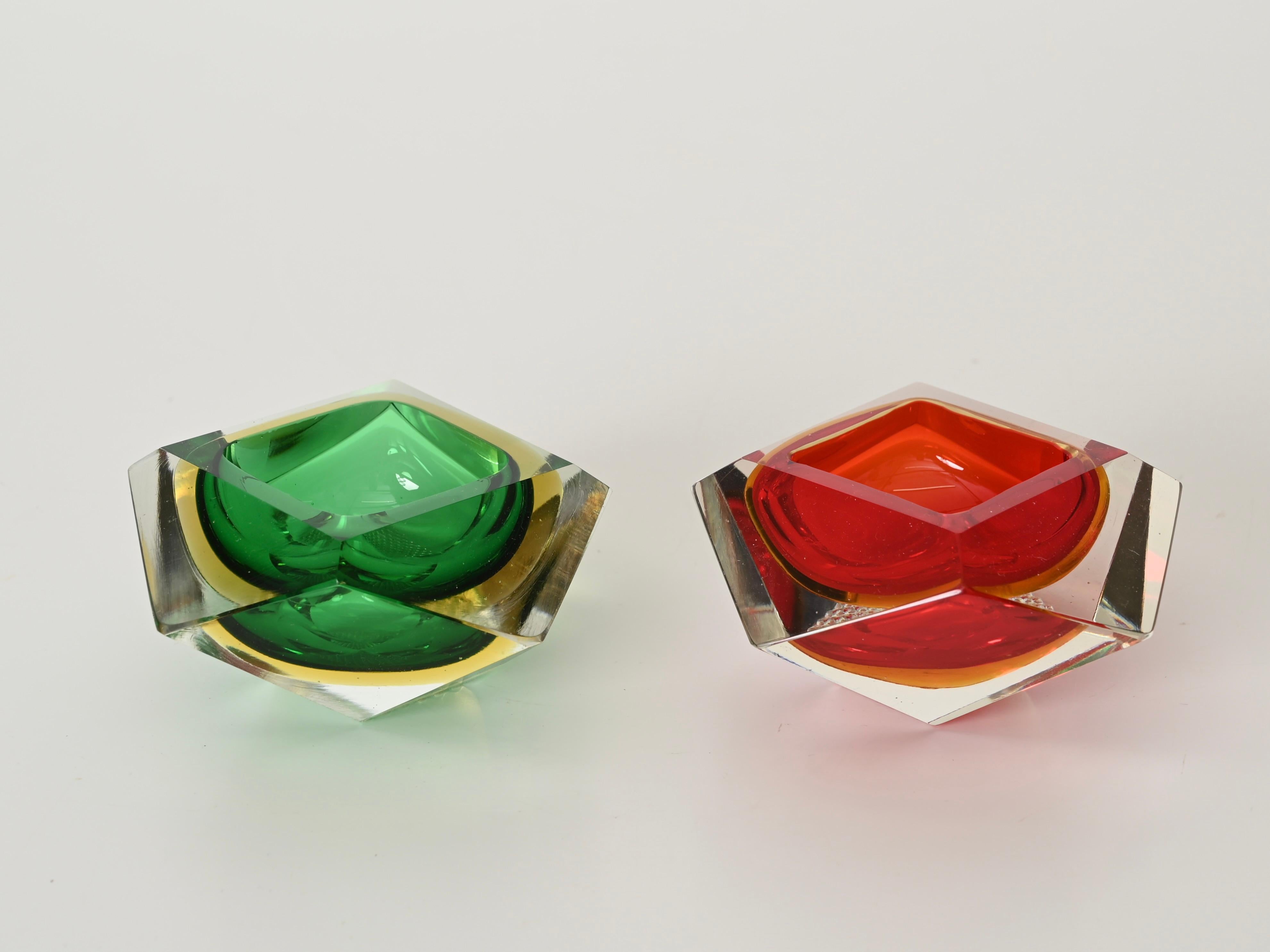 Fantástica pareja de jarrones decorativos multifacéticos verdes y rojos de cristal de Murano soplado 