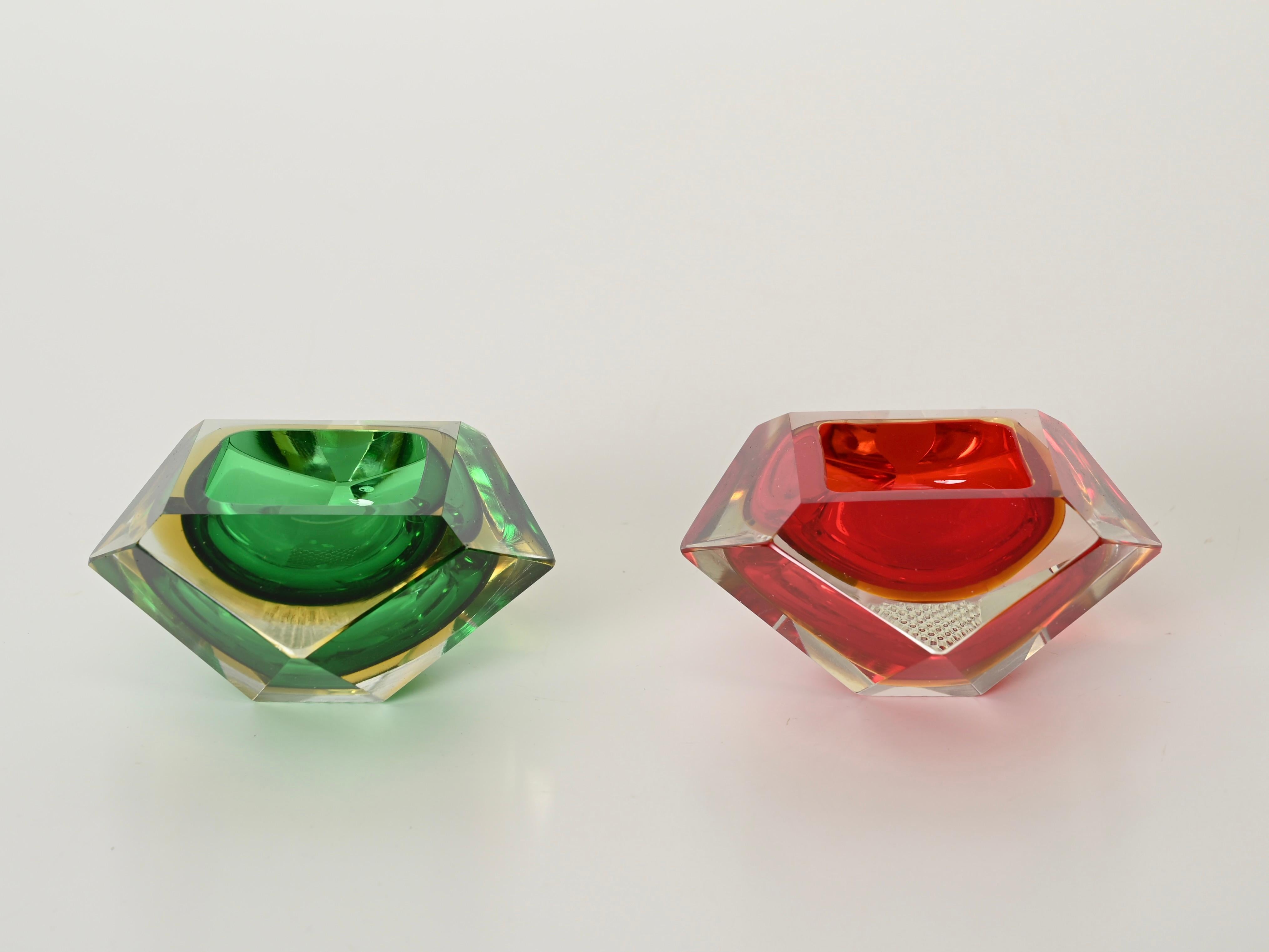 Juego de Cristal Decorativo de Murano en Rojo y Verde Sommerso Multifacetado, Italia años 60 Moderno de mediados de siglo en venta