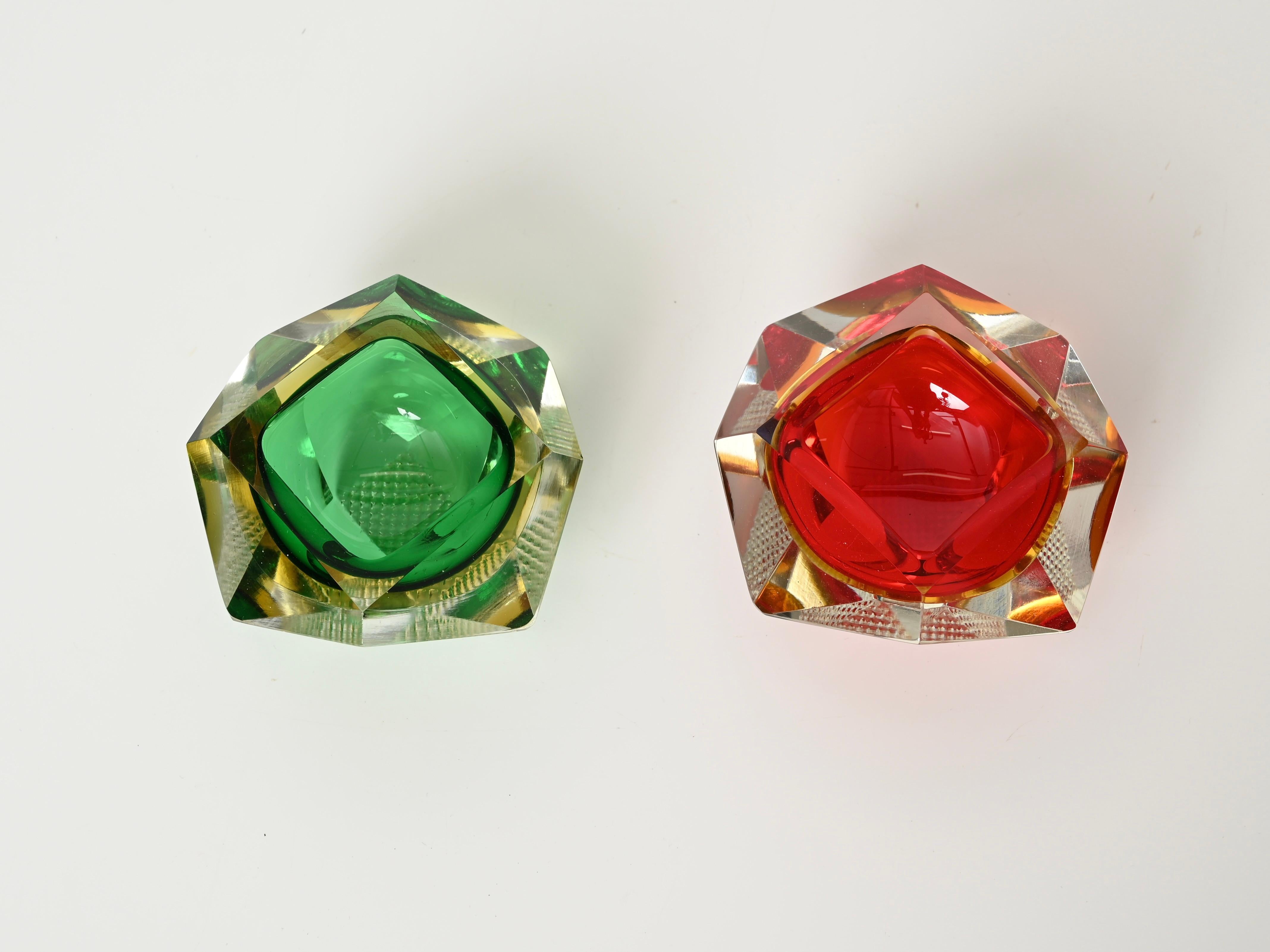 Juego de Cristal Decorativo de Murano en Rojo y Verde Sommerso Multifacetado, Italia años 60 Italiano en venta