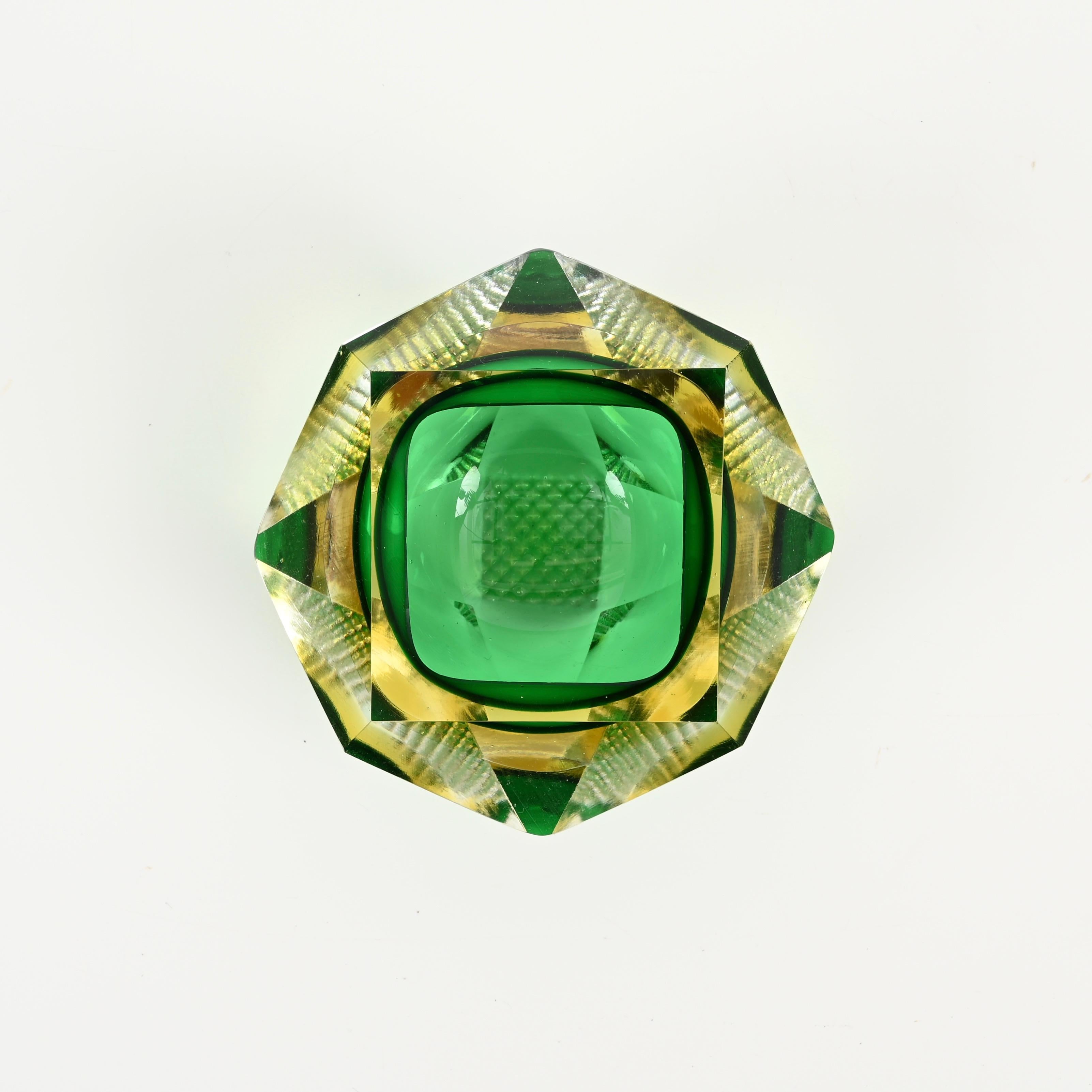 Juego de Cristal Decorativo de Murano en Rojo y Verde Sommerso Multifacetado, Italia años 60 Hecho a mano en venta