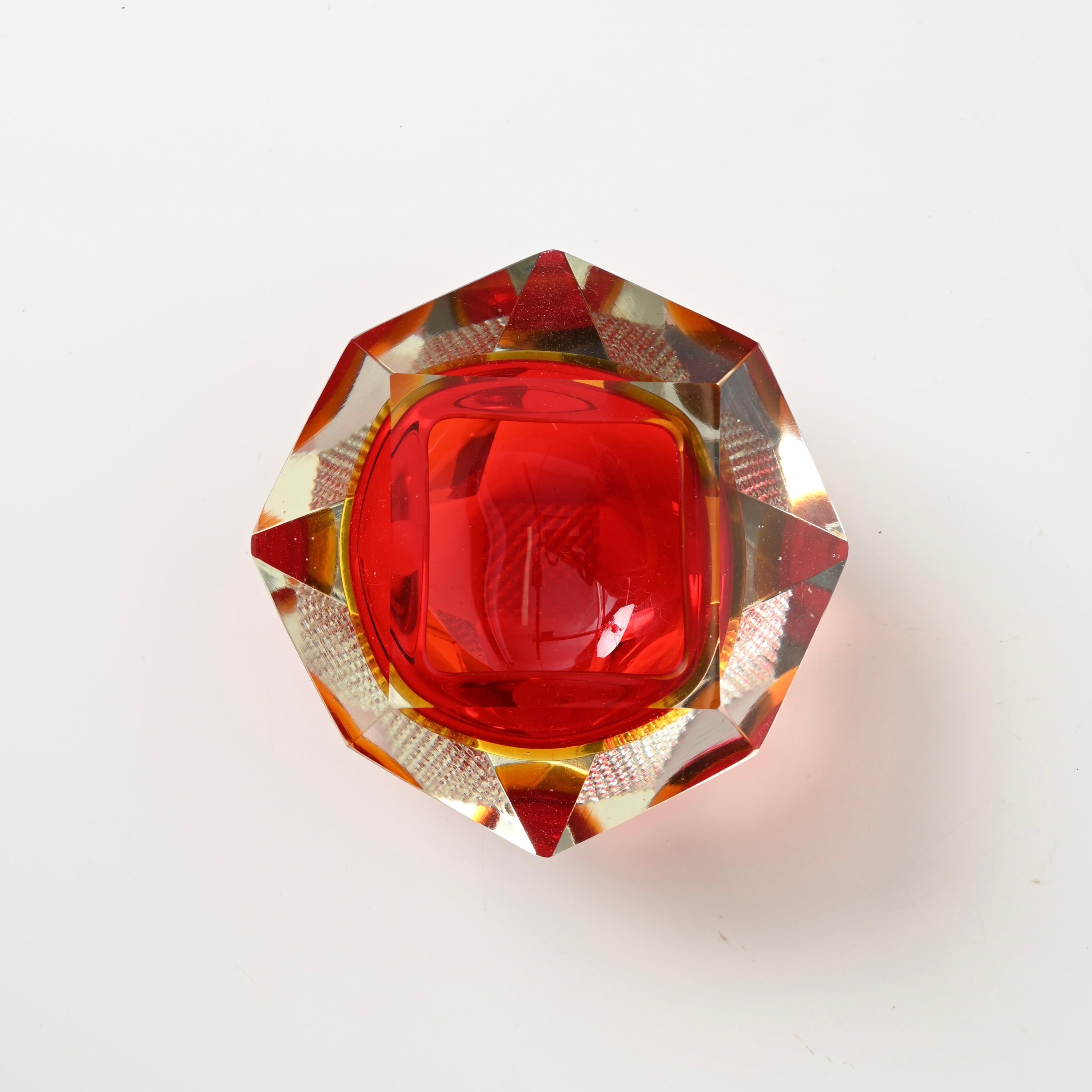 Juego de Cristal Decorativo de Murano en Rojo y Verde Sommerso Multifacetado, Italia años 60 en Bueno estado para la venta en Roma, IT