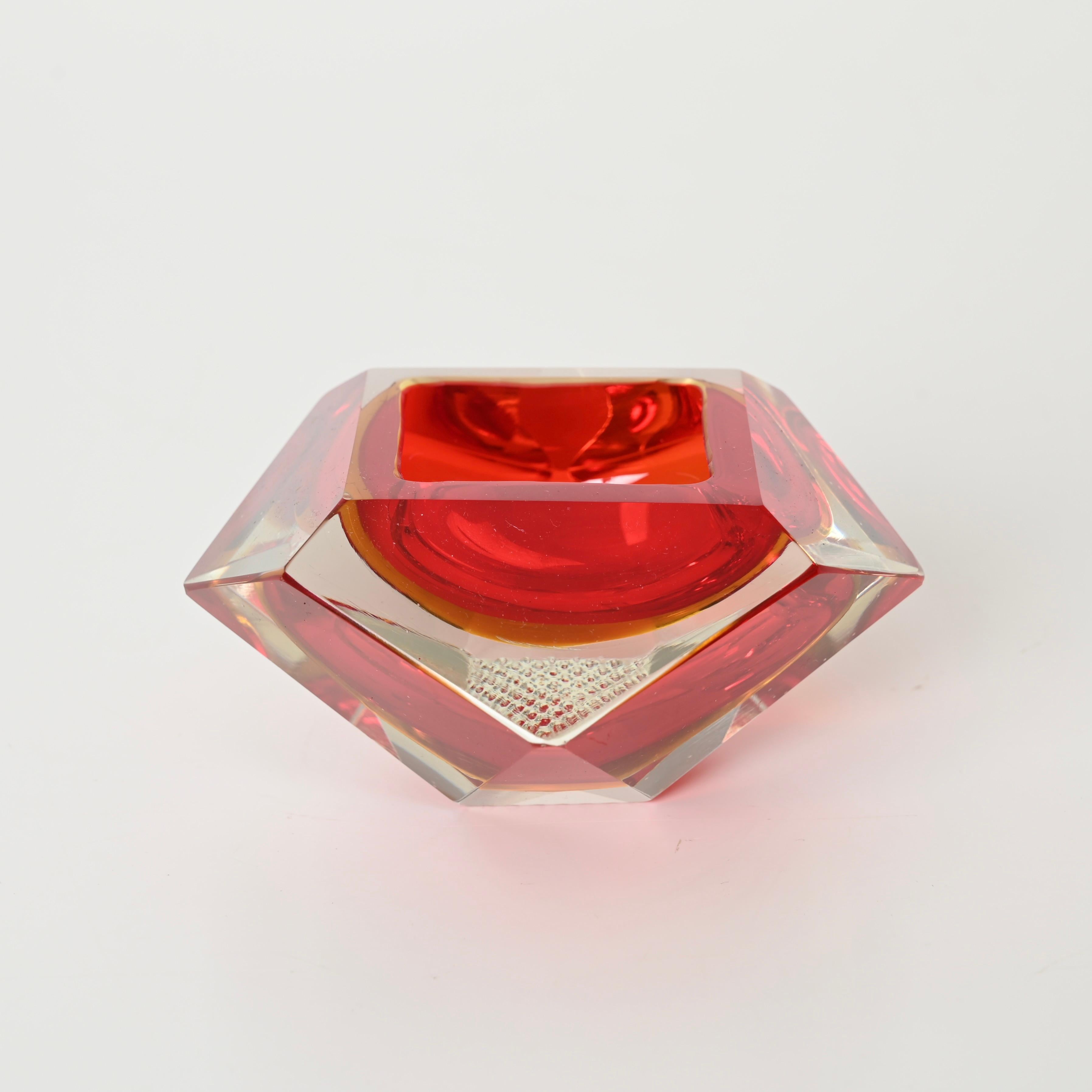 Juego de Cristal Decorativo de Murano en Rojo y Verde Sommerso Multifacetado, Italia años 60 siglo XX en venta