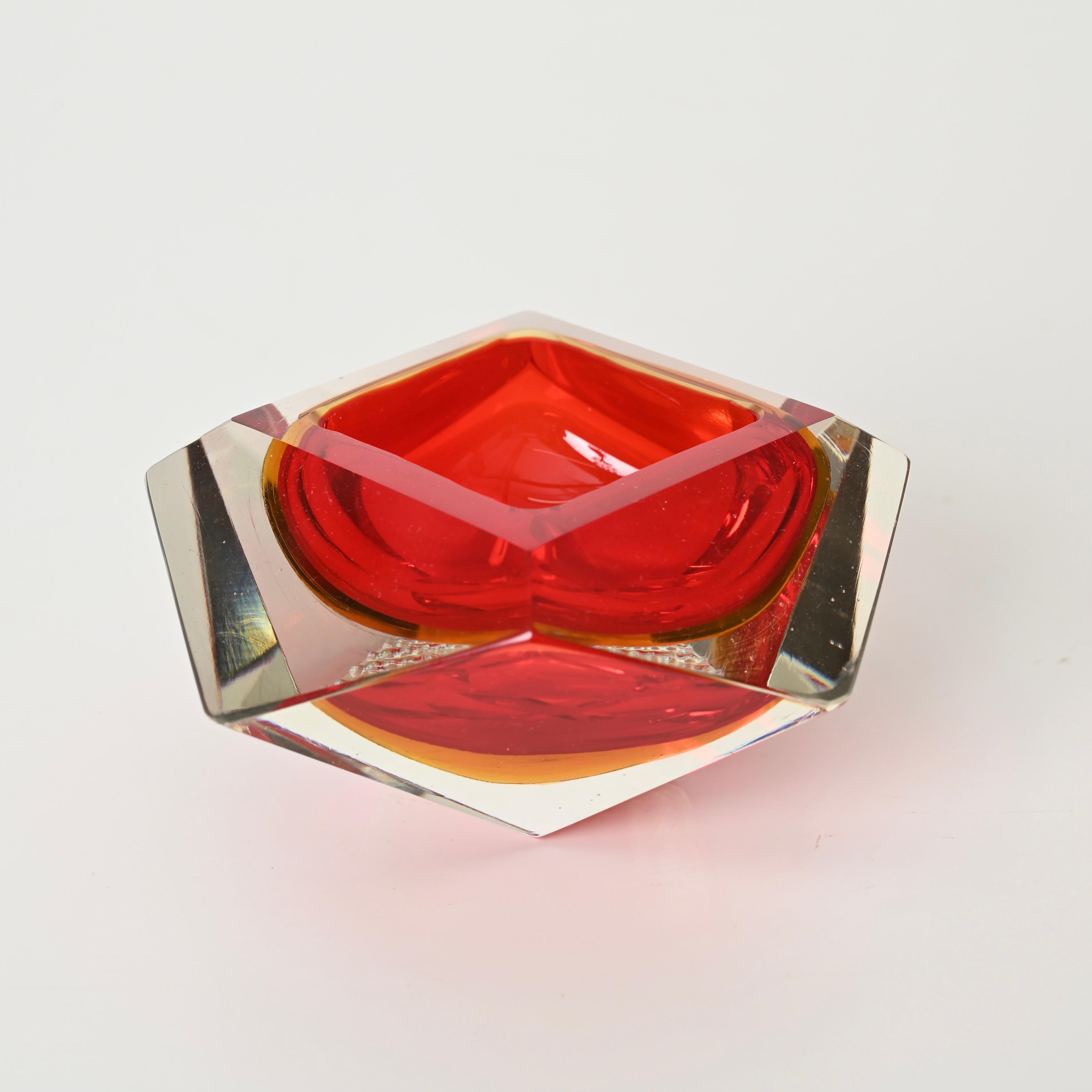 Juego de Cristal Decorativo de Murano en Rojo y Verde Sommerso Multifacetado, Italia años 60 Vidrio en venta