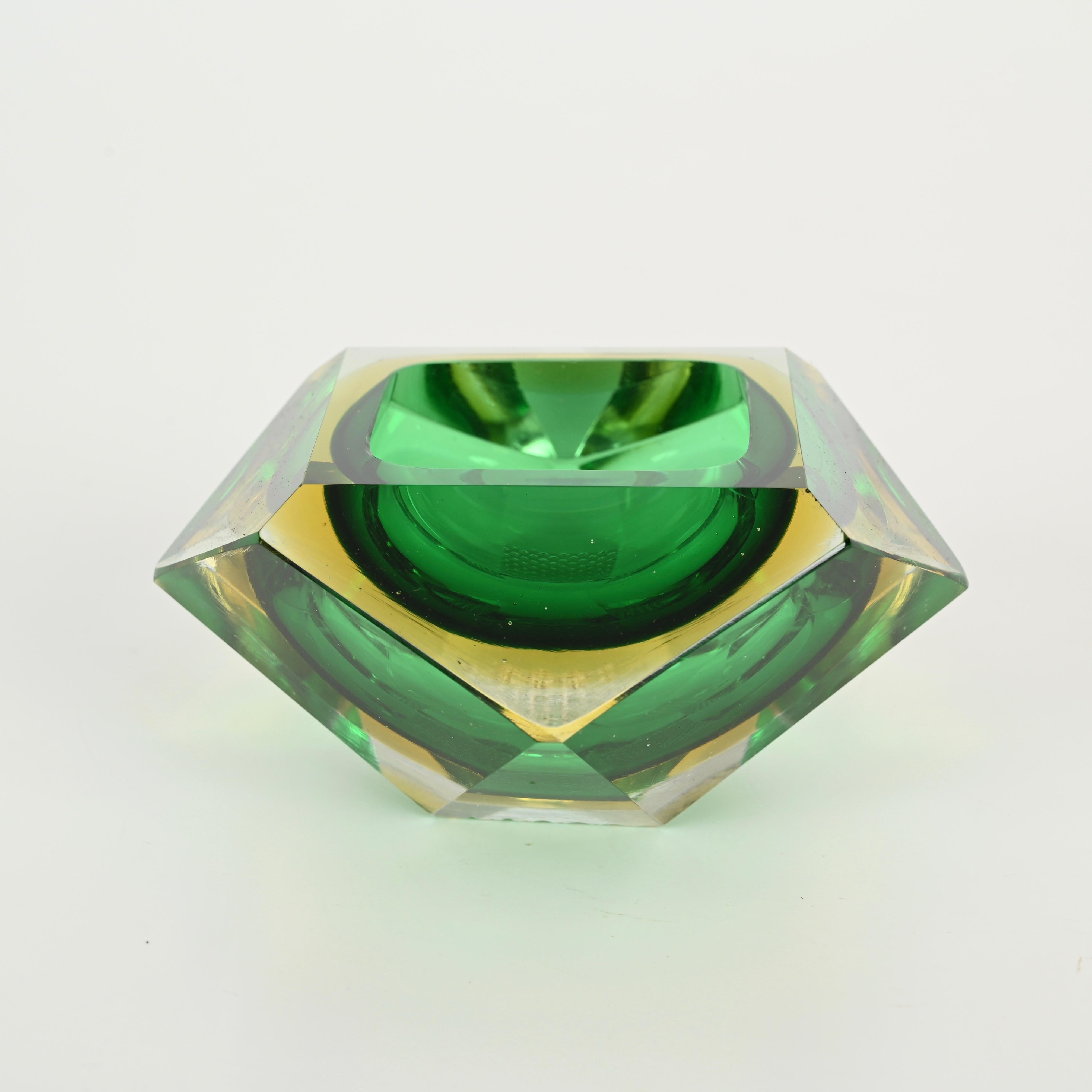 Juego de Cristal Decorativo de Murano en Rojo y Verde Sommerso Multifacetado, Italia años 60 en venta 1