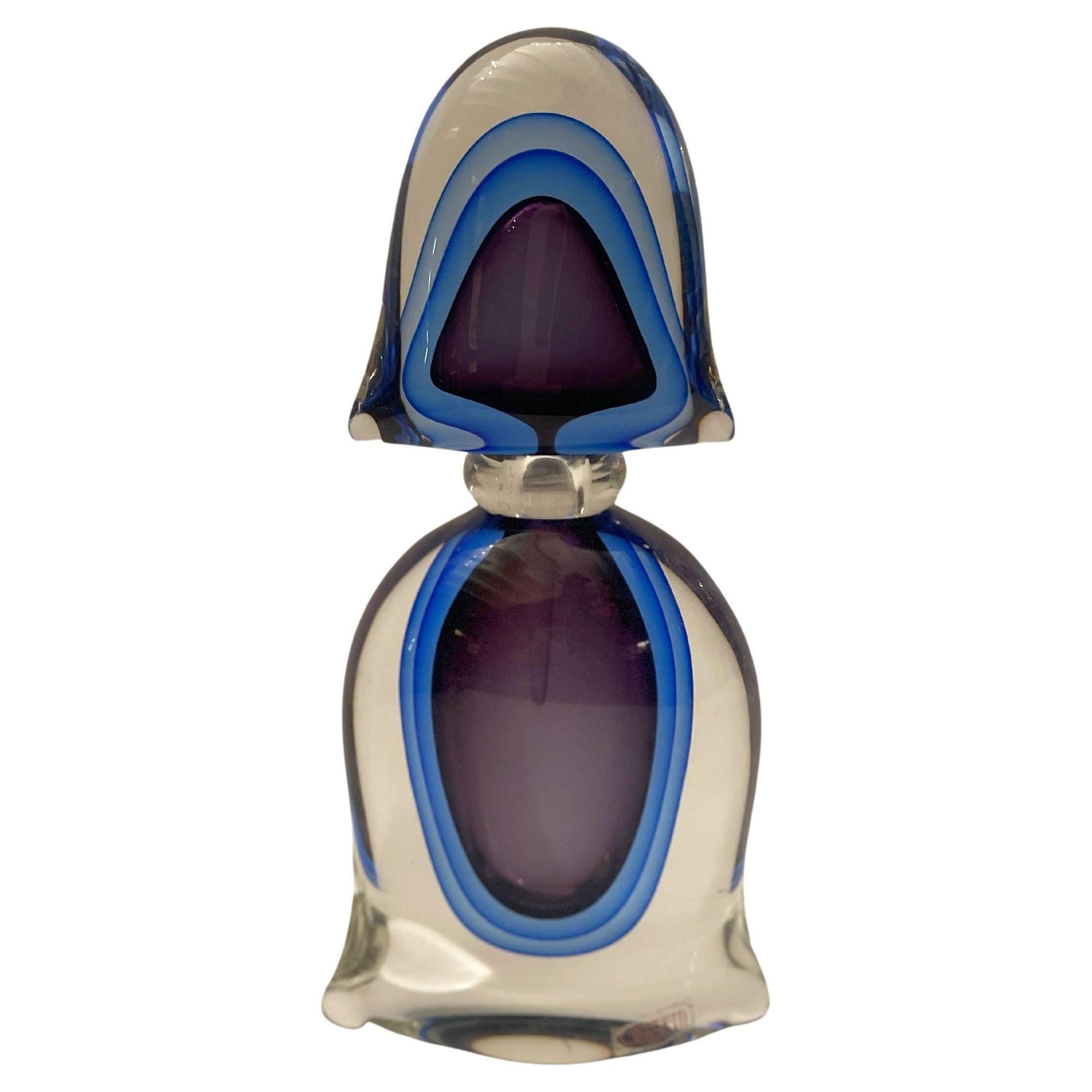 Ensemble de flacons de parfum en verre de Murano, fabriqués en Italie, années 1960. 
Certains ont encore l'autocollant d'origine.
Dimensions : 
Grande bouteille : 11 