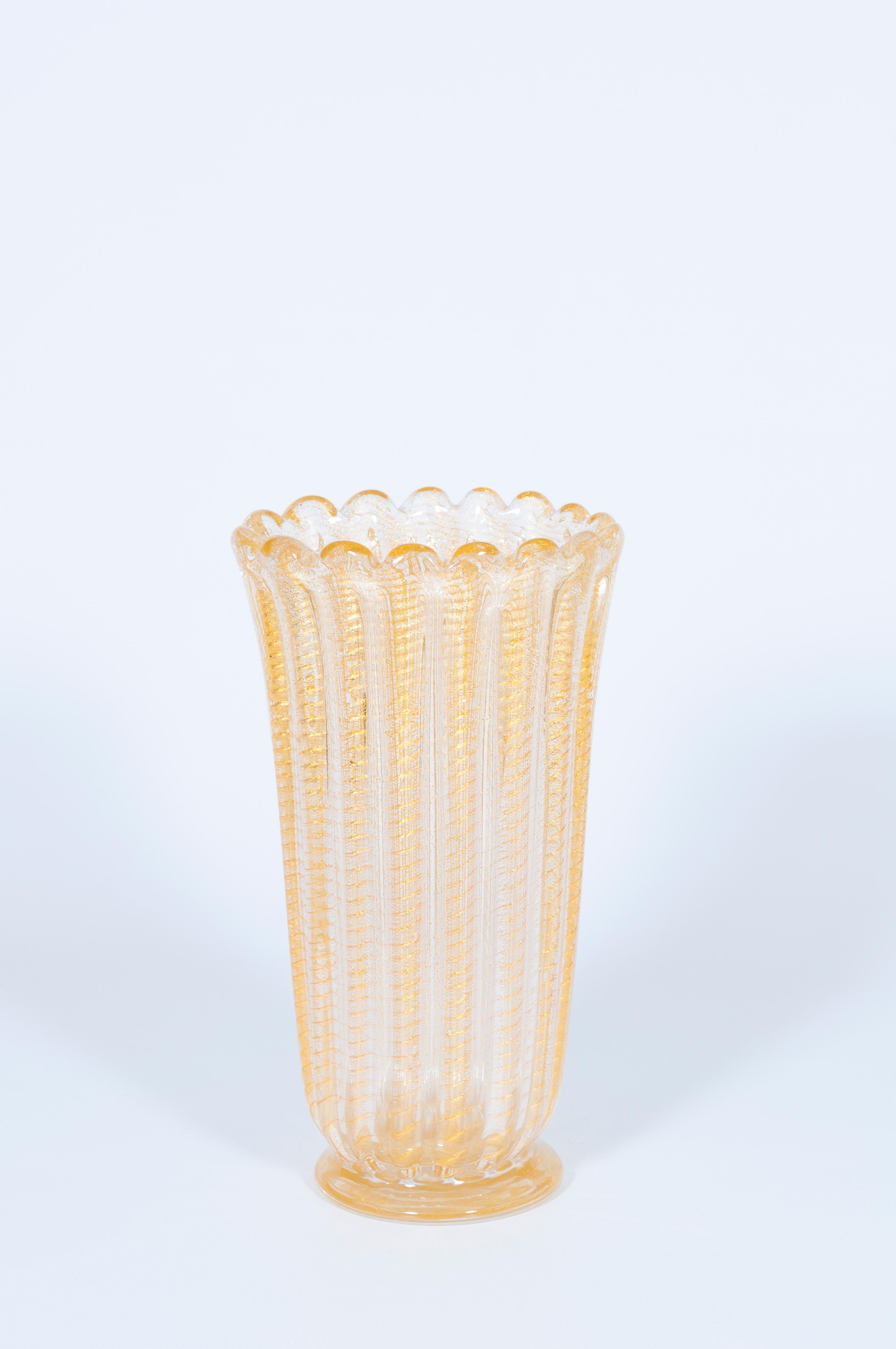 Set aus gerippter Vase und Krug aus Muranoglas mit 24-karätigem Gold, Italien, 1980er Jahre (Moderne der Mitte des Jahrhunderts) im Angebot