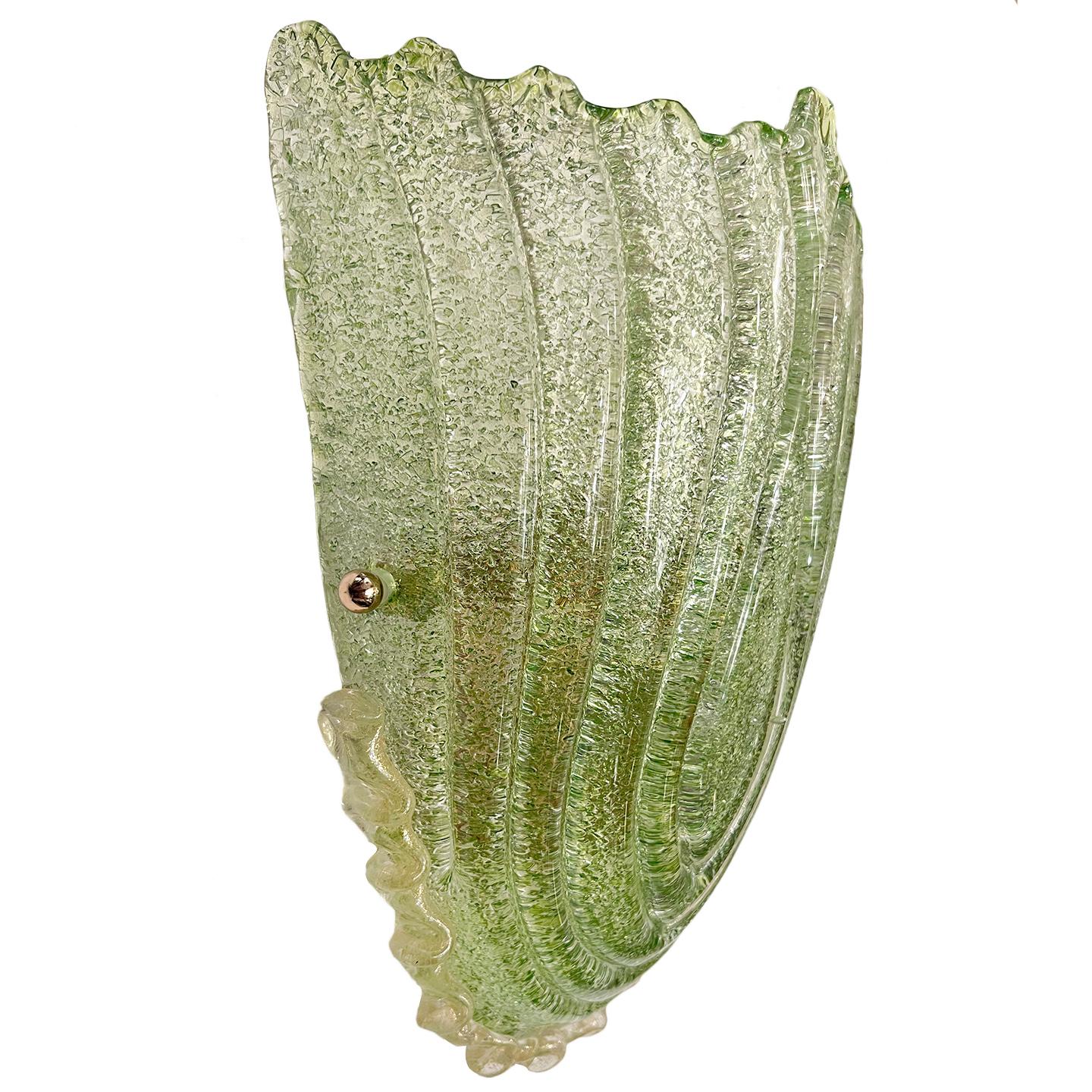 Un ensemble de quatre appliques italiennes en verre soufflé, datant des années 1950, de couleur verte. Vendu par paire.

Mesures :
Hauteur : 12.75