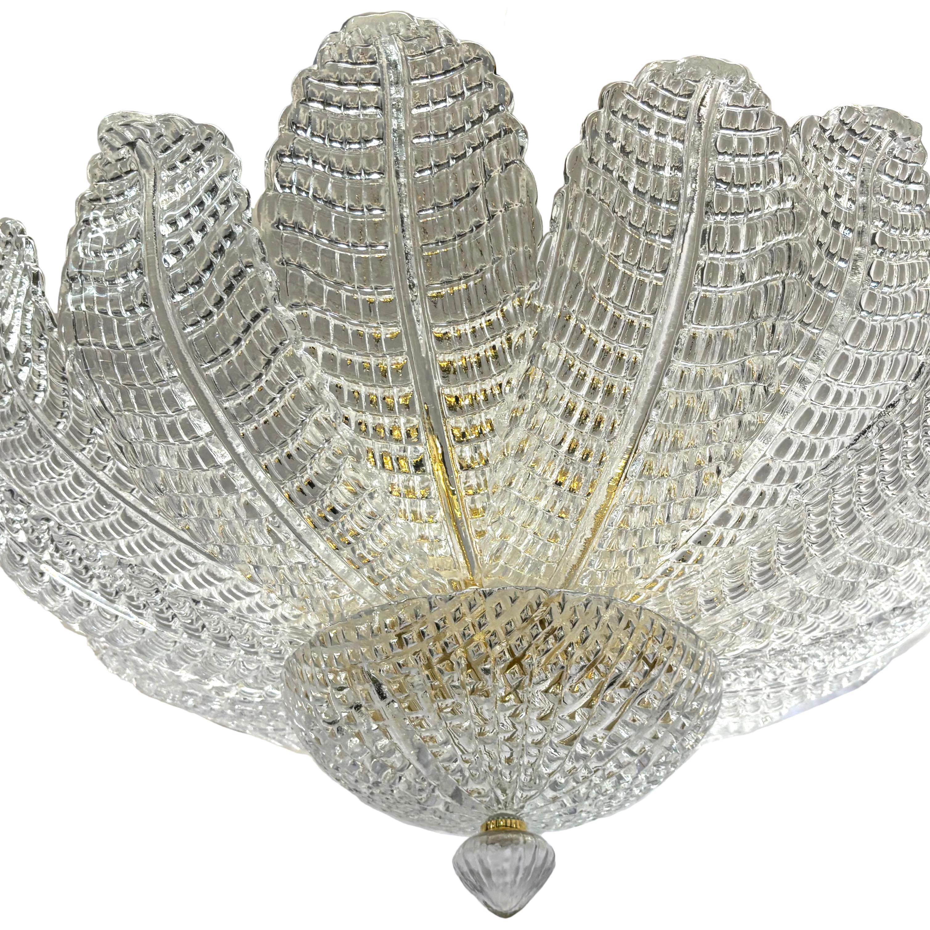 Satz von 4 italienischen Murano-Glasleuchten mit Innenbeleuchtung, circa 1950er Jahre.  Körper in Form von Blättern. Preislich festgelegt und einzeln verkauft.

Abmessungen:
Durchmesser: 27″
Fallhöhe: 12″
