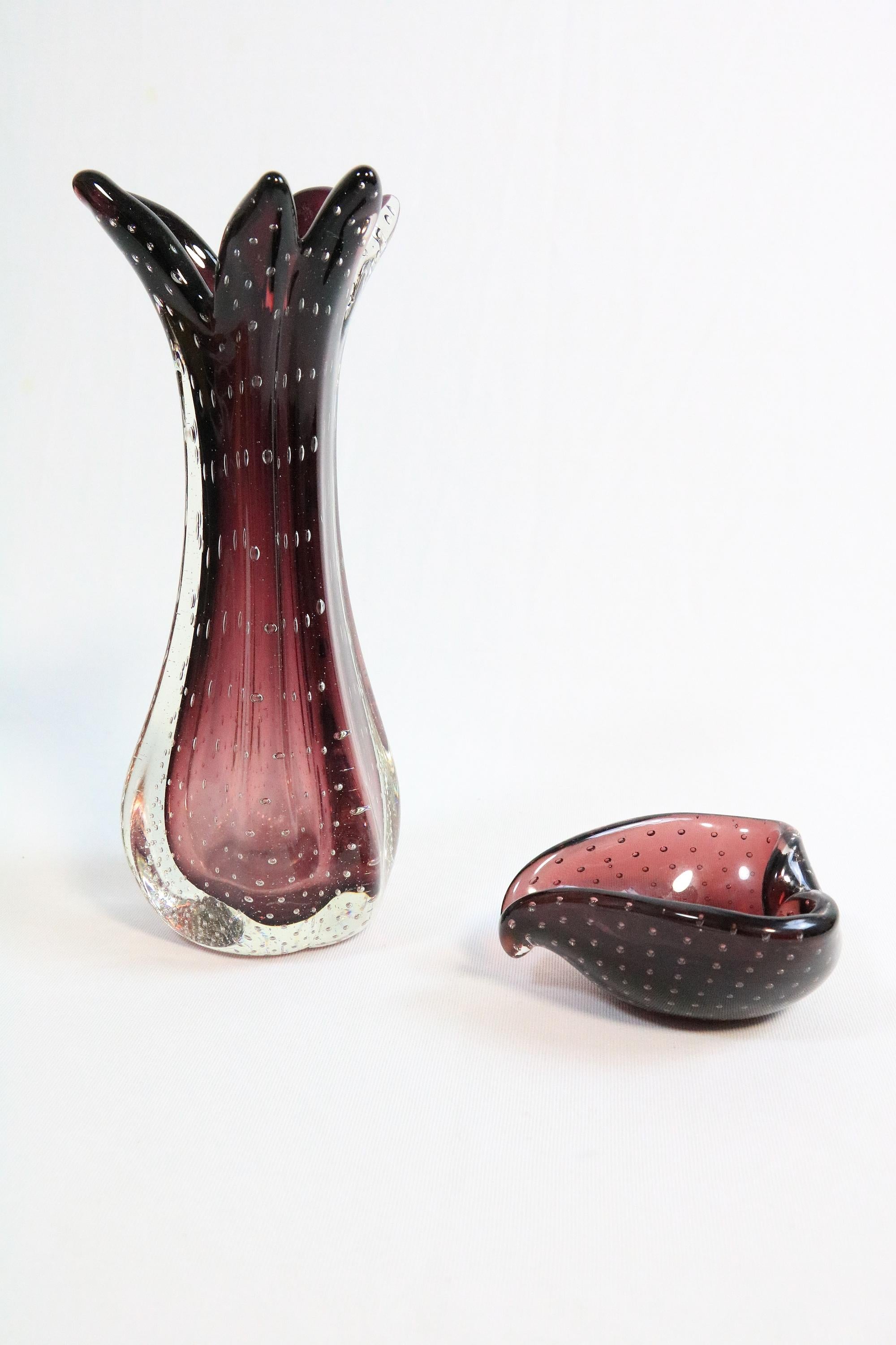 A beautiful set  of a Murano glass vase and a small bowl in Red-Purple. 
Original from the 1970s.
With the decorative bullicante technique (small trapped air bubbles).

Very well preserved.

In another offer there are similar vases in