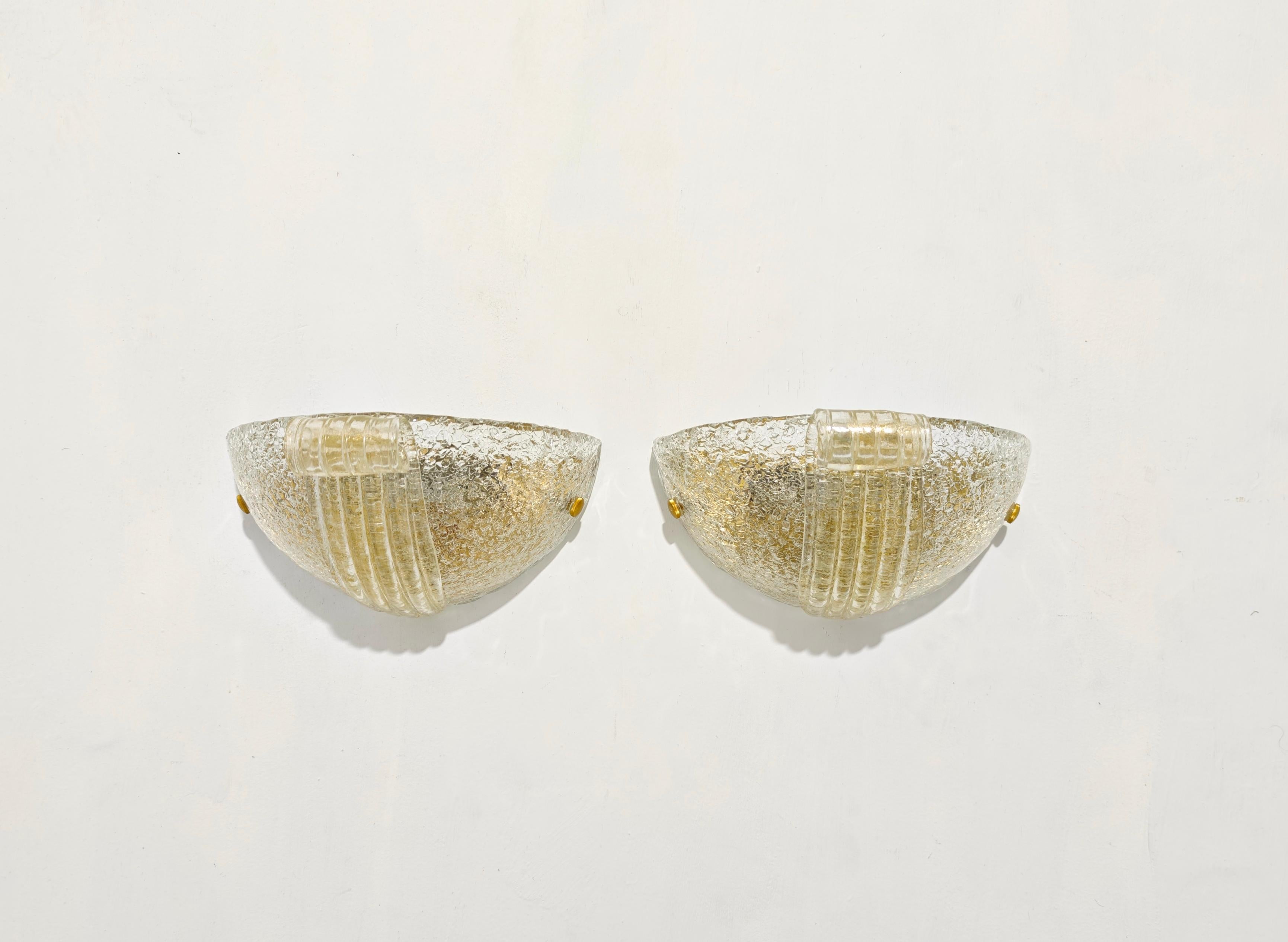 Deux appliques en verre de Murano par Barovier&Toso. Conçue et fabriquée en Italie dans les années 1970. Verre de Murano soufflé à la bouche avec inclusions de feuilles d'or. Le verre de Murano est assez épais. Lisse à l'extérieur et rugueux à