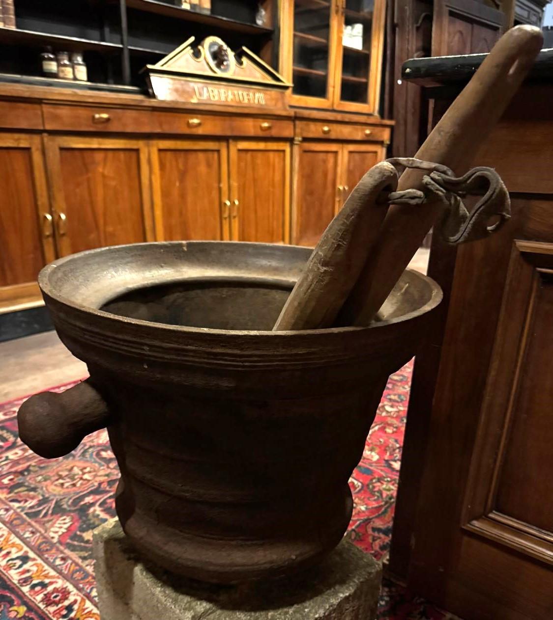 Ensemble de mortiers en fonte n.2, complets avec des piqûres en bois d'origine, Italie en vente 5