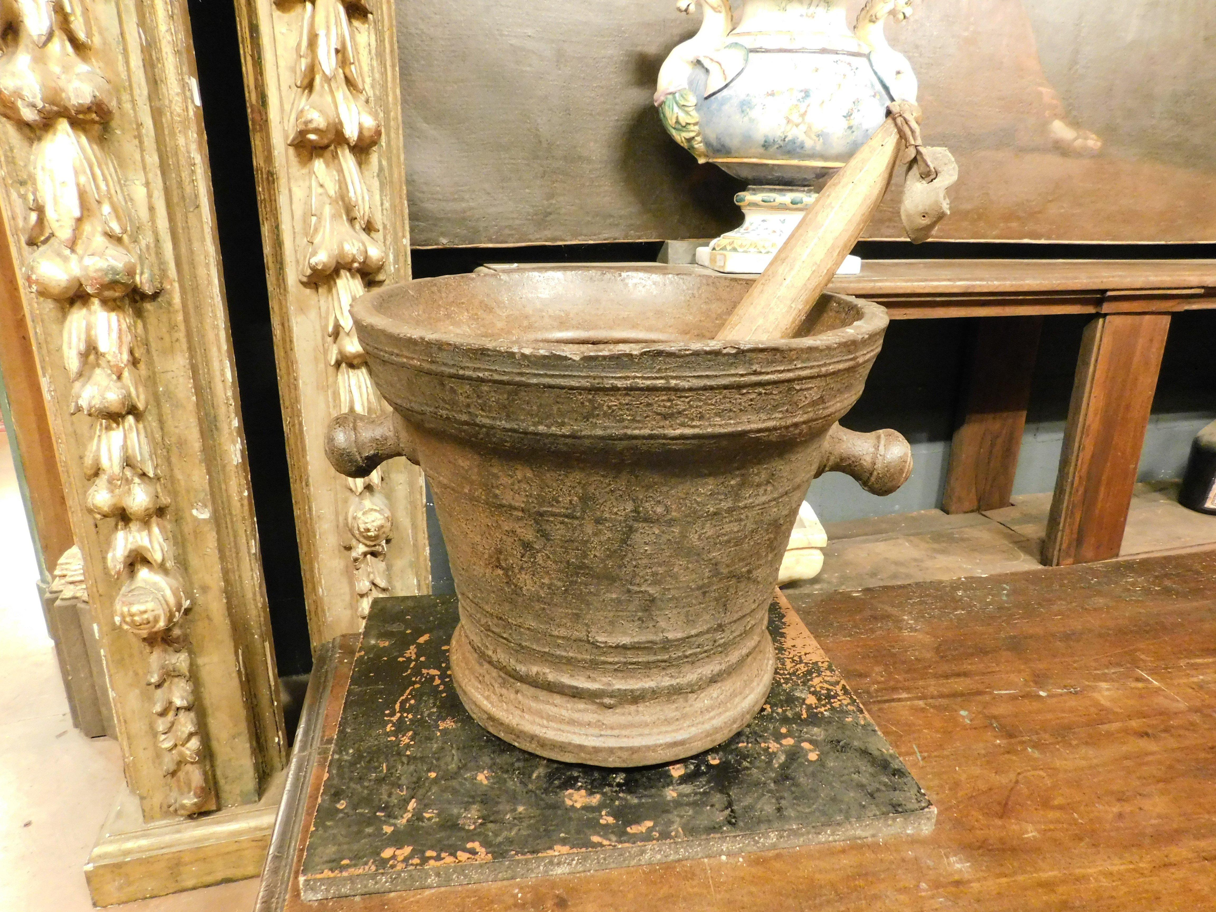 Ensemble de 2 mortiers en fonte, complets avec poignées en fer avec boutons et pilons en bois d'origine, complets, originaux du 19ème siècle et provenant d'une pharmacie en Italie.
Mesures :
1.cm L 60 avec poignées x H 43, diamètre maximum cm