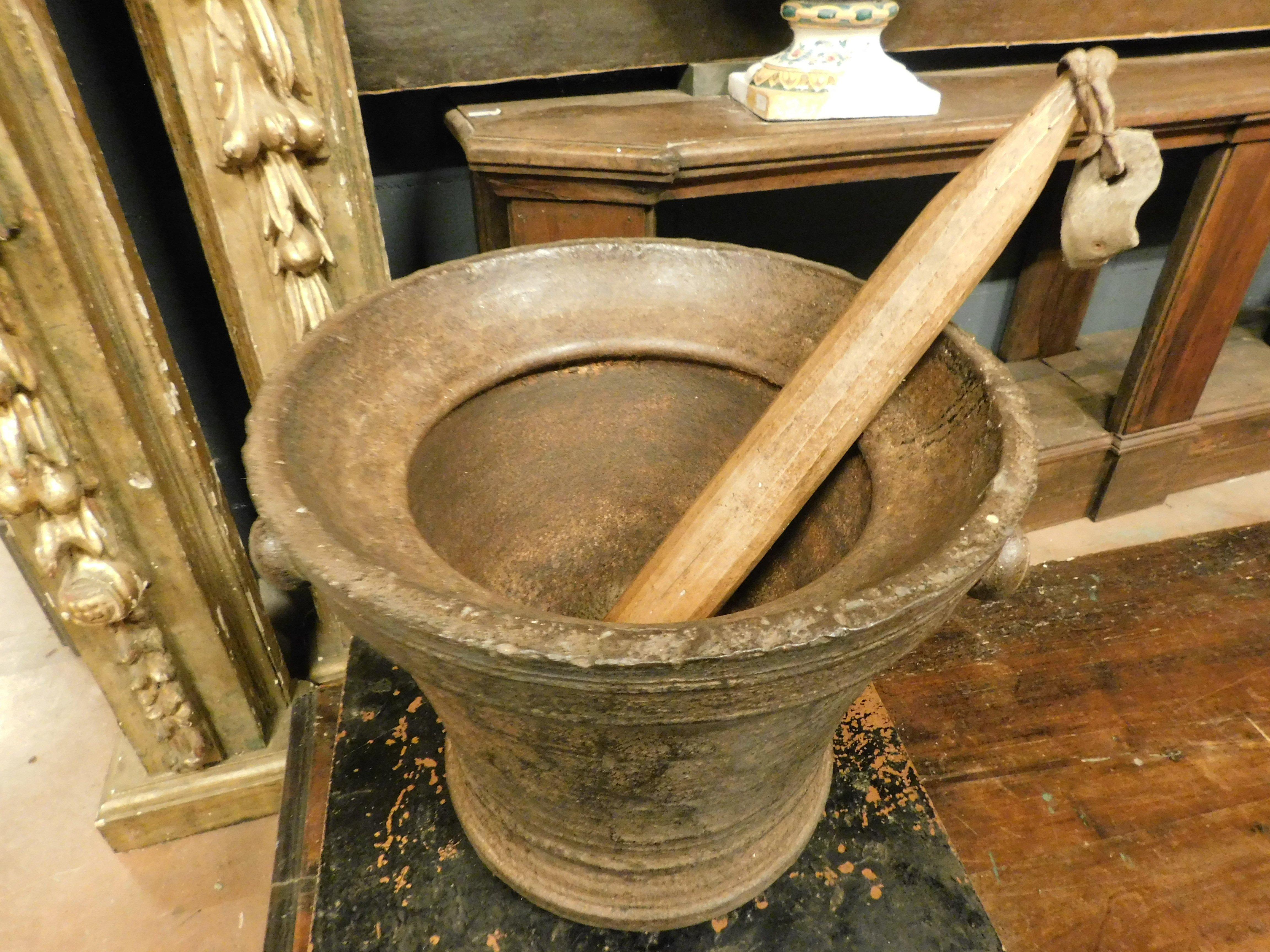 italien Ensemble de mortiers en fonte n.2, complets avec des piqûres en bois d'origine, Italie en vente