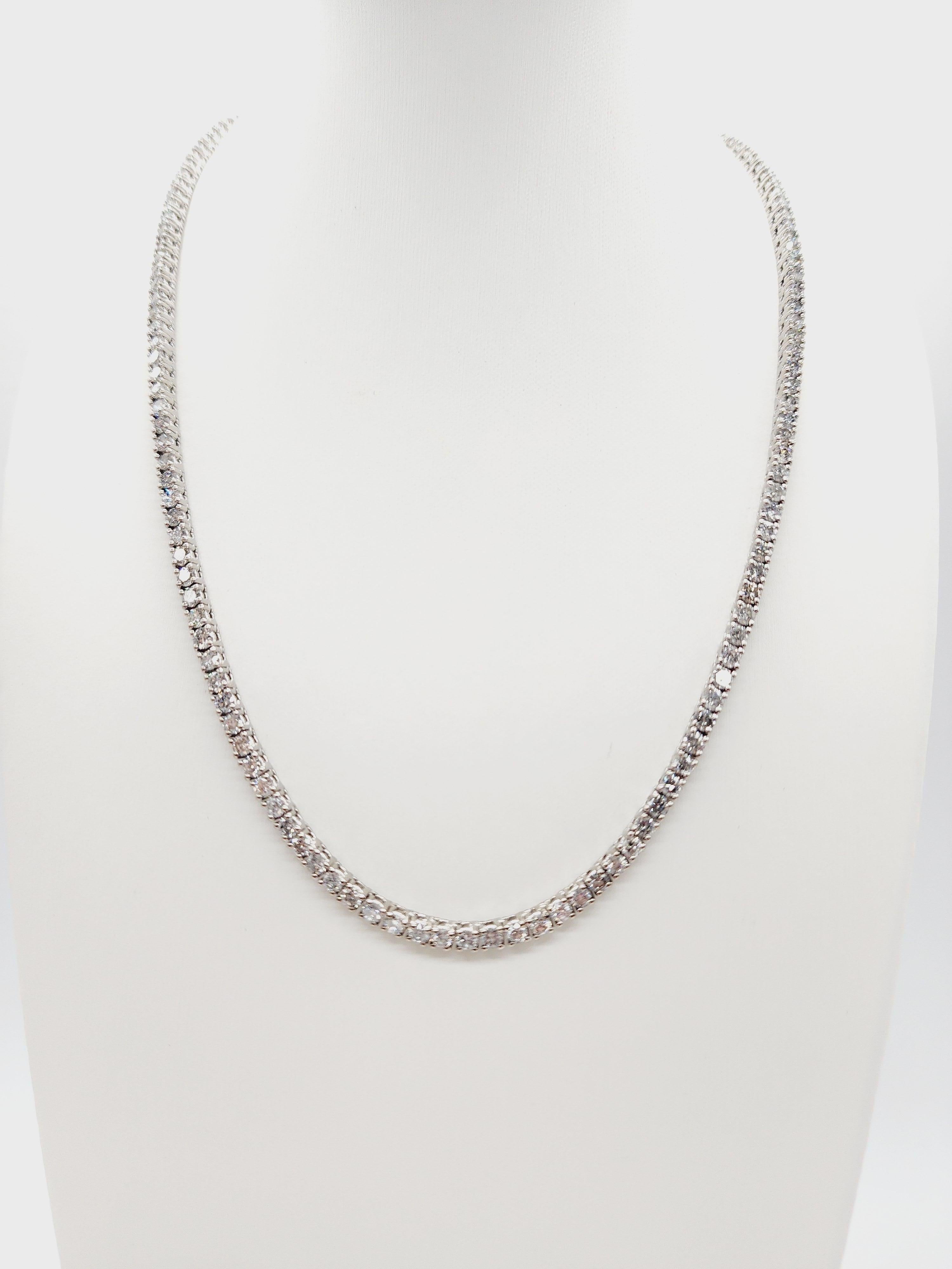Set aus natürlicher Diamant-Tennis-Halskette und Creolen aus 14 Karat Weißgold im Zustand „Neu“ in Great Neck Plaza, NY