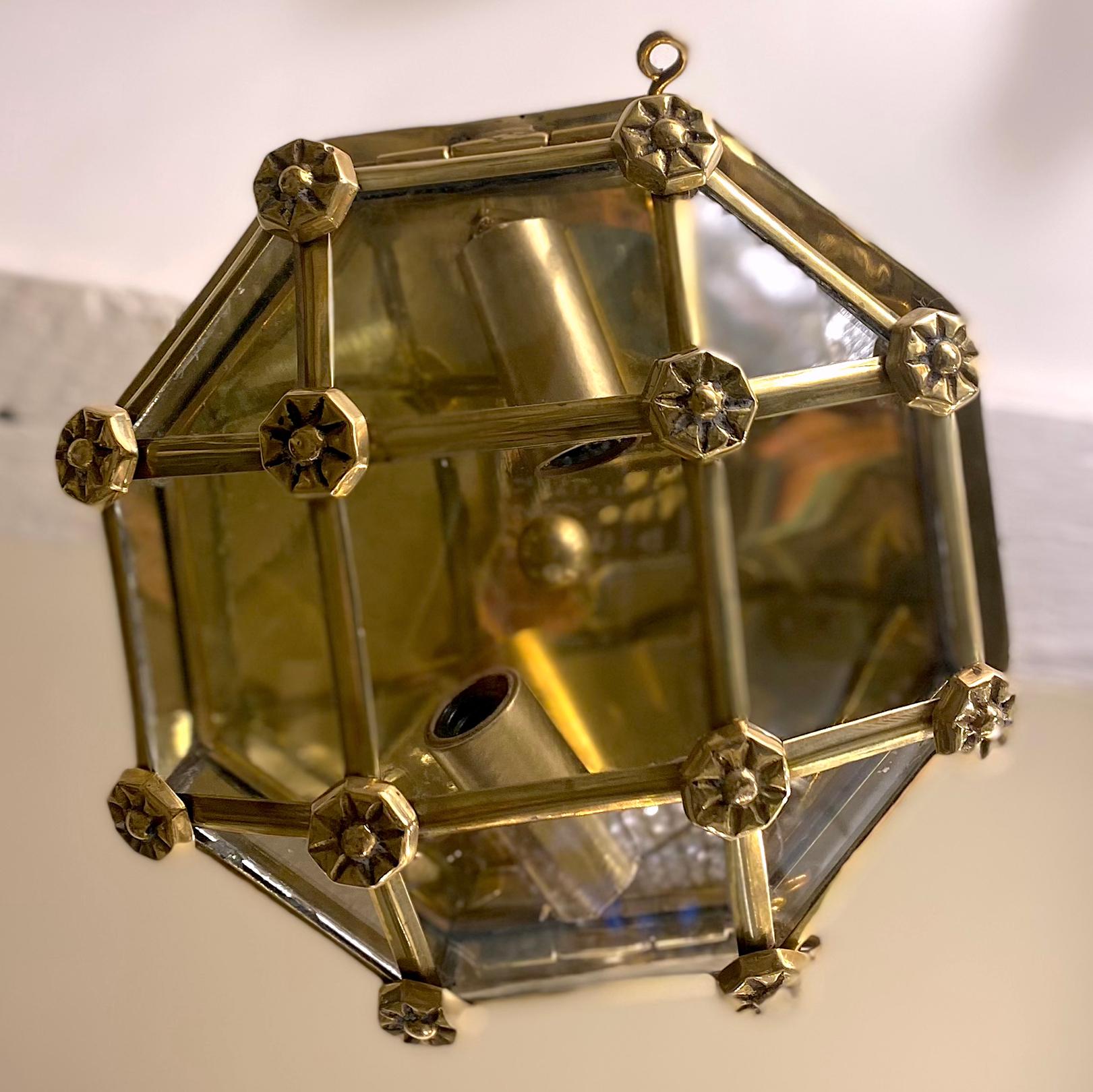 Ensemble de douze luminaires octogonaux encastrés de style nautique, datant des années 1940, avec inserts en verre et deux lumières intérieures. Vendu à l'unité.

Mesures :
Diamètre : 8