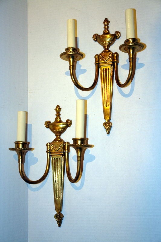 Ensemble d'appliques néoclassiques en bronze, vendues par paire Bon état - En vente à New York, NY