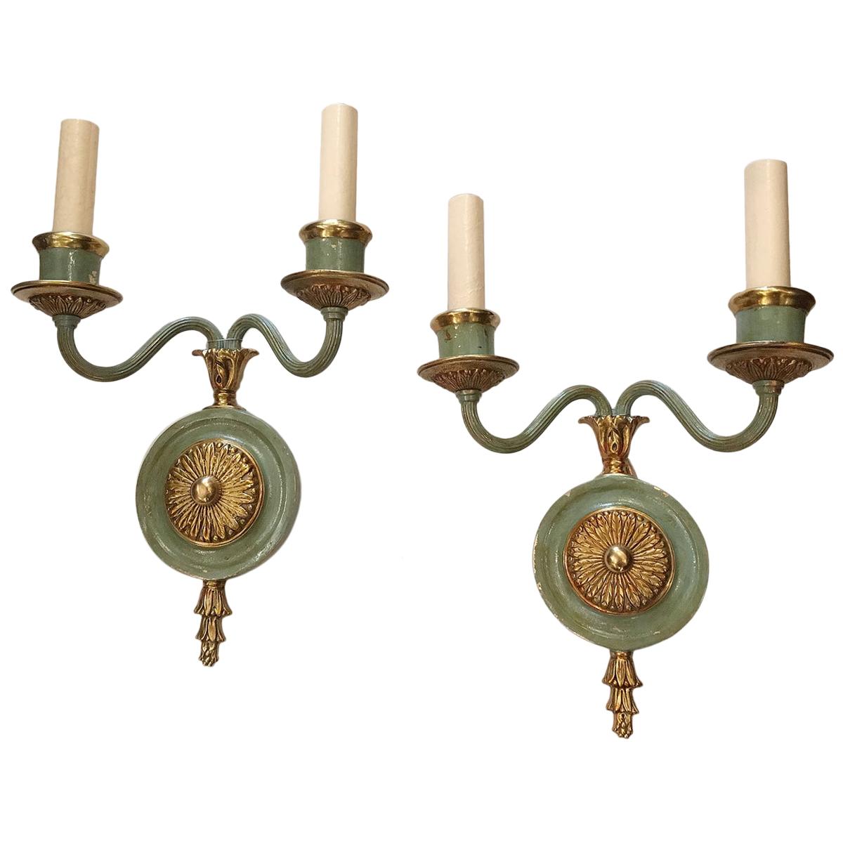 Juego de candelabros neoclásicos de bronce con acabado pintado, se venden por pareja