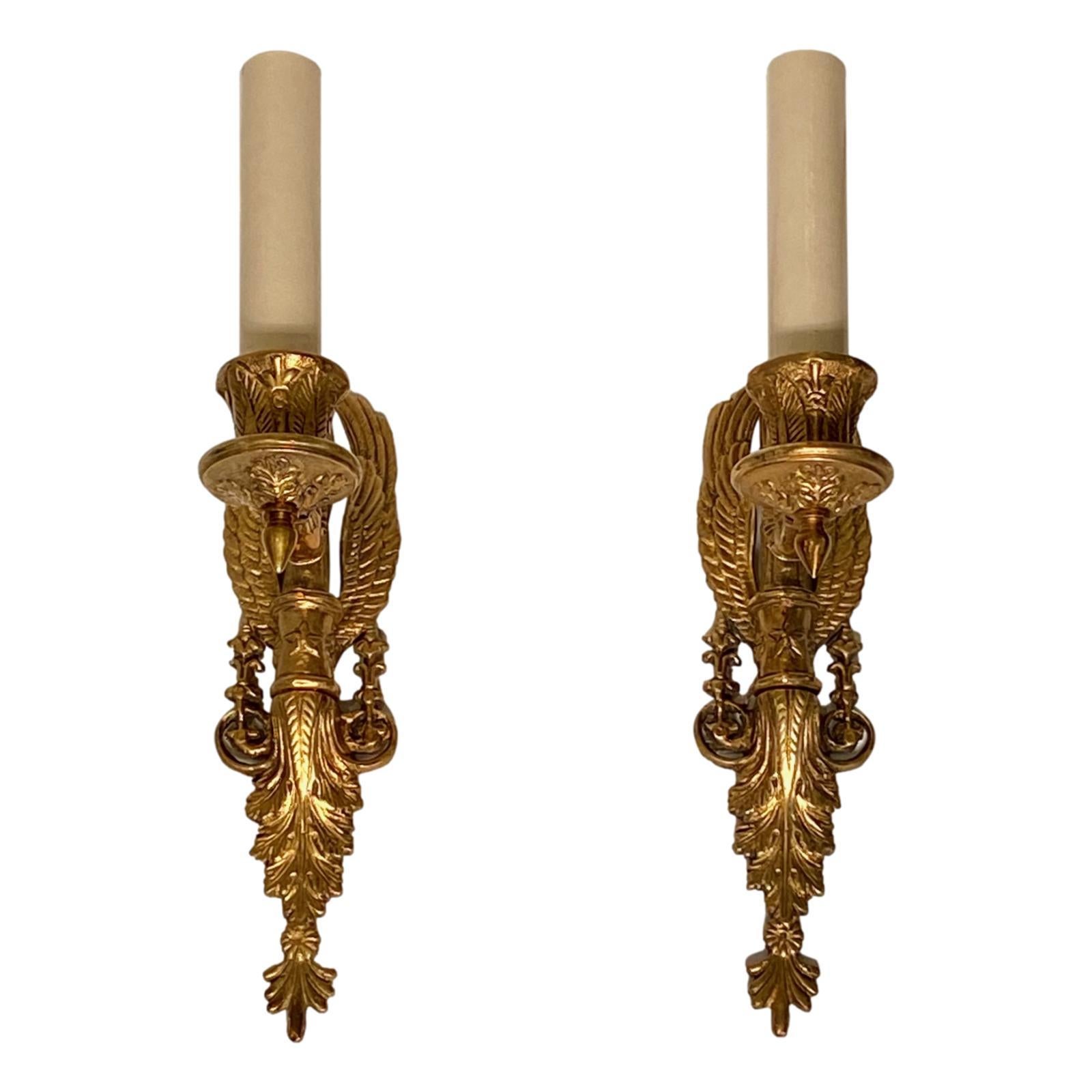 Un ensemble de quatre appliques à lumière unique de style néoclassique en bronze français, datant des années 1920, avec un motif de cygne. Vendu par paire.

Mesures :
Hauteur : 10