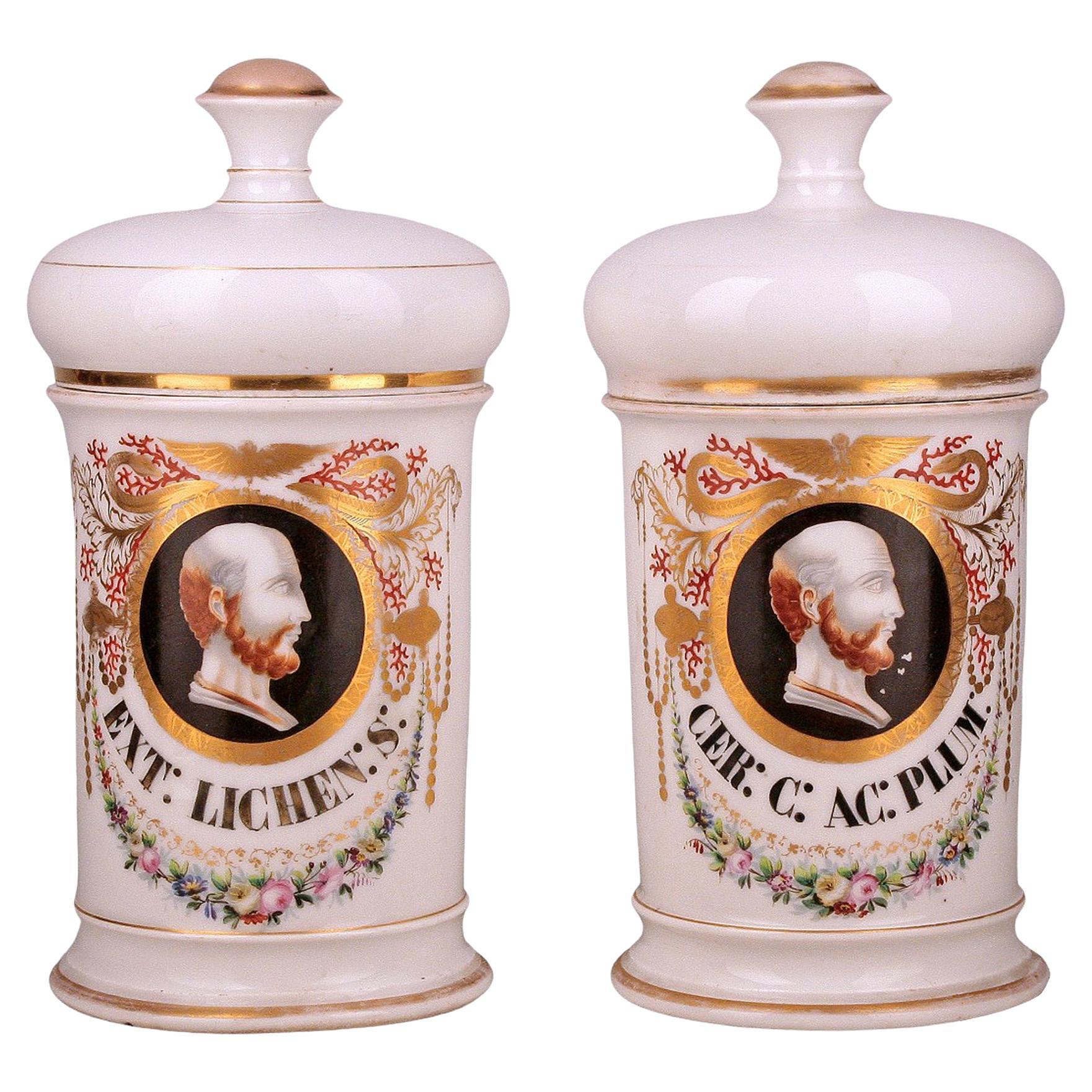 Ensemble de pots d'apothicaire/de garde néoclassique en porcelaine émaillée signé par Langlois en vente