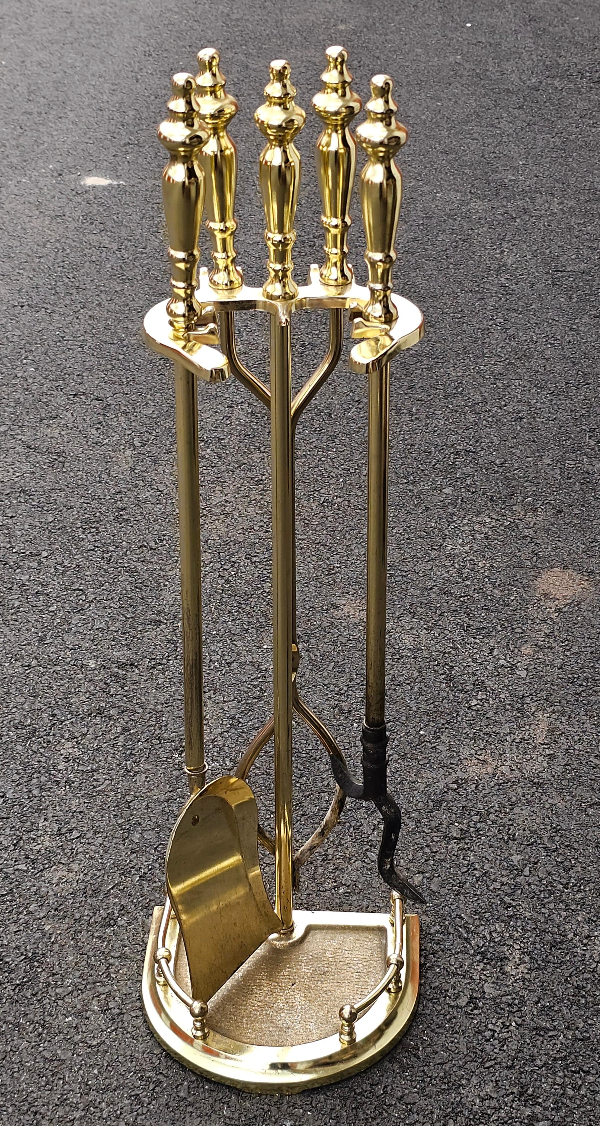 Juego de utensilios neoclásicos de latón pulido para chimenea sobre soporte, finales del siglo XX.
 Mide 8