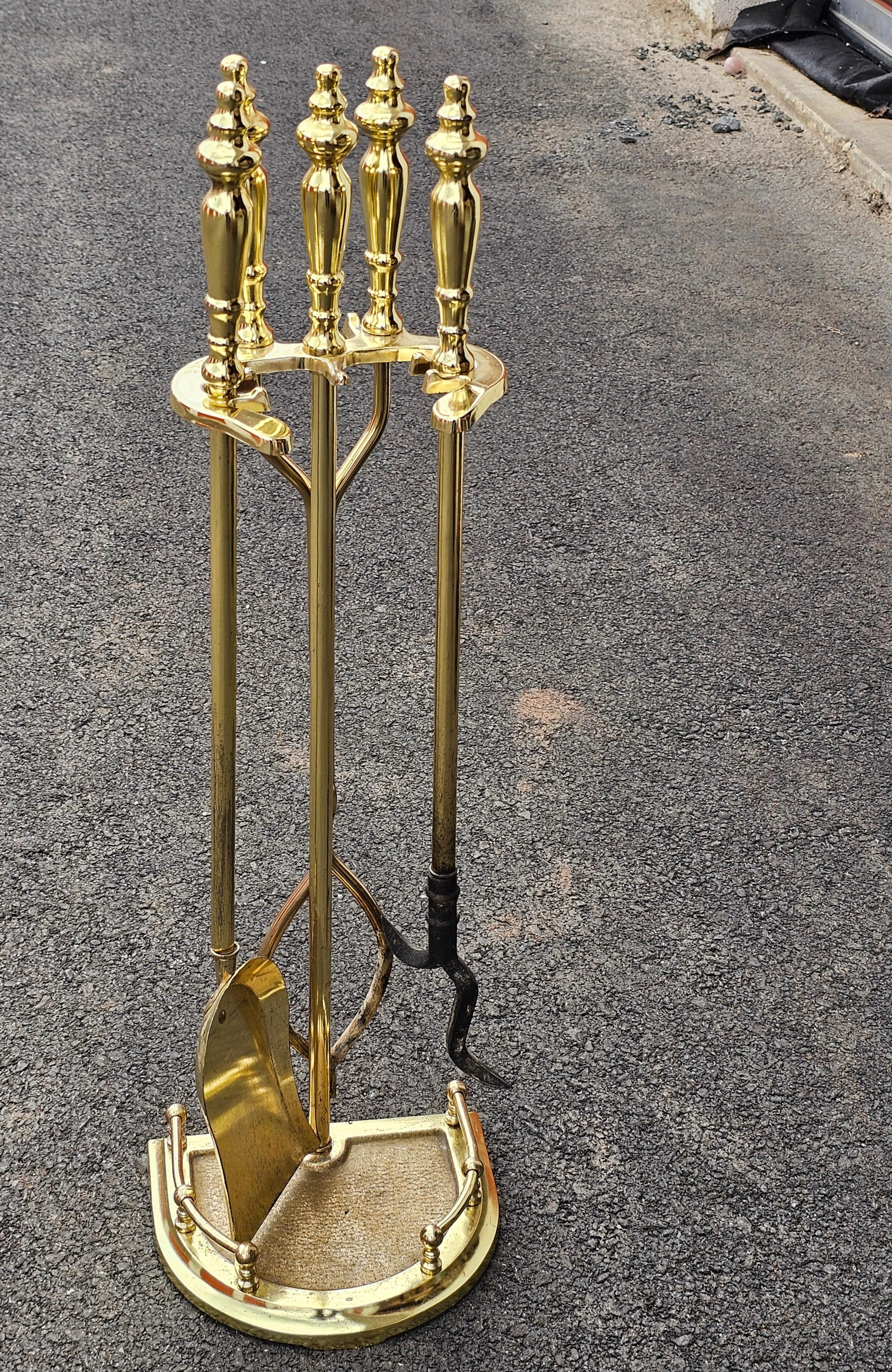 Juego de utensilios neoclásicos de latón pulido para chimenea sobre soporte Neoclásico en venta