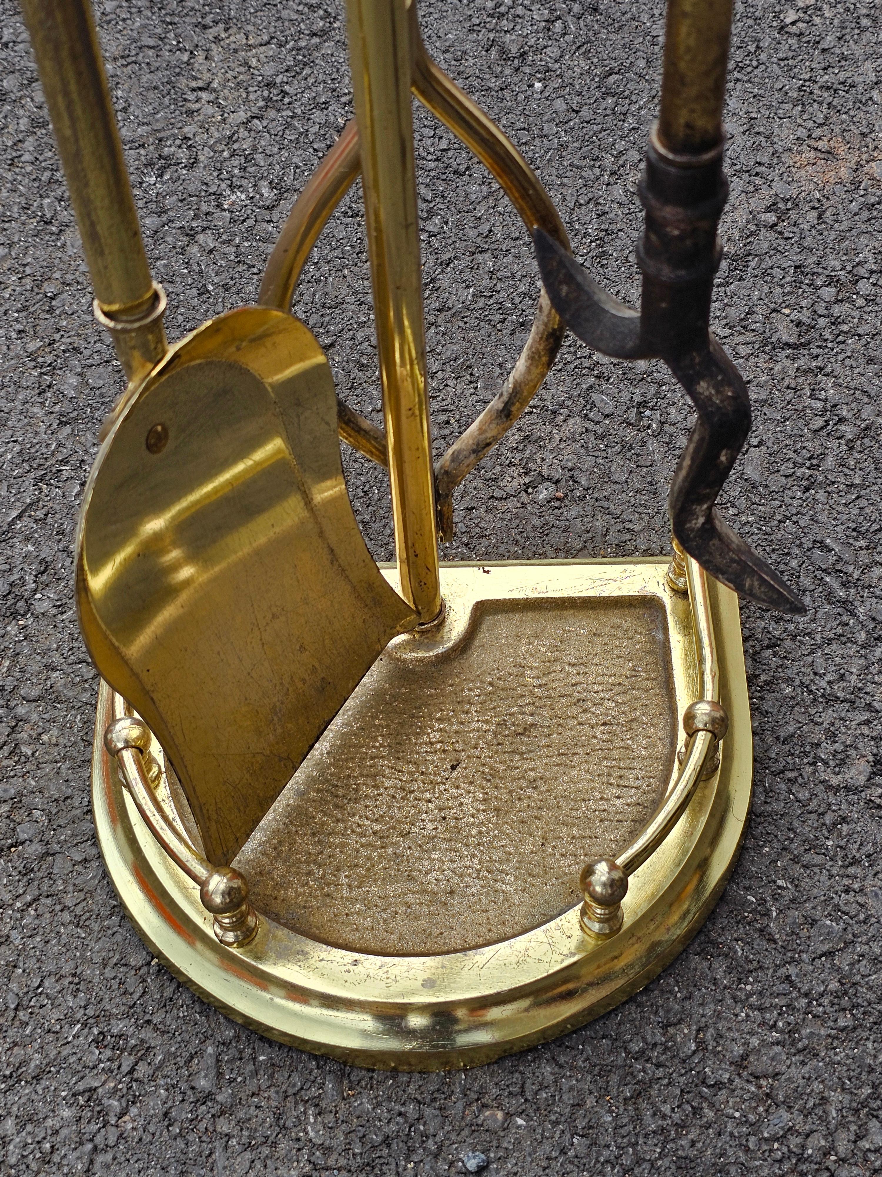 Juego de utensilios neoclásicos de latón pulido para chimenea sobre soporte Pulido en venta