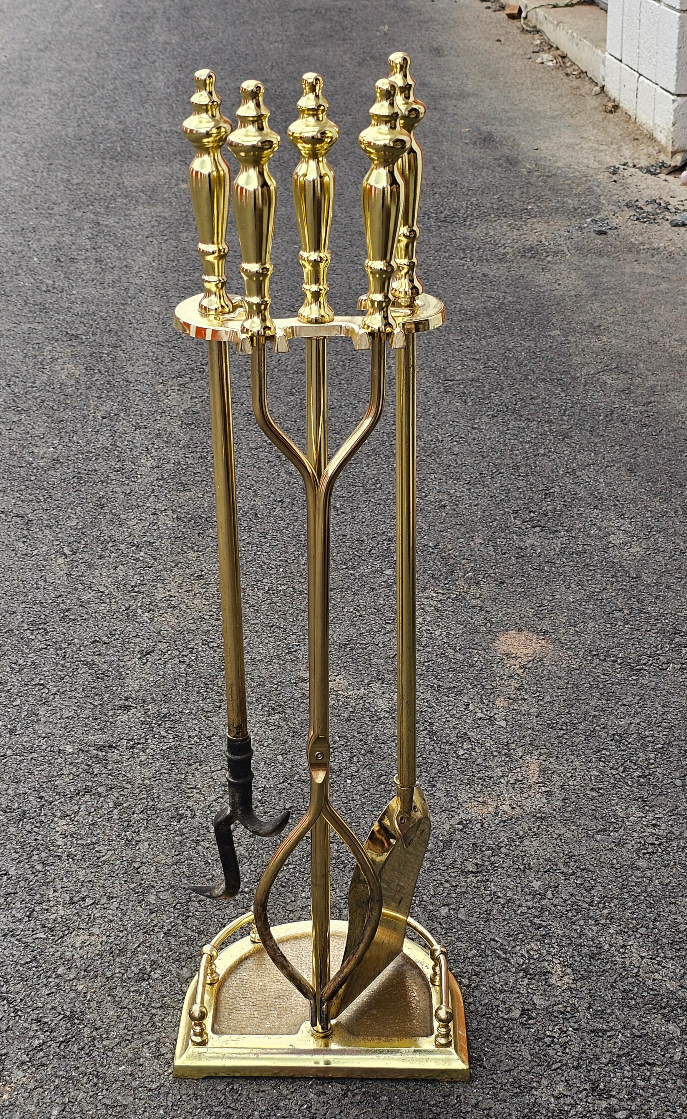Juego de utensilios neoclásicos de latón pulido para chimenea sobre soporte en Bueno estado para la venta en Germantown, MD