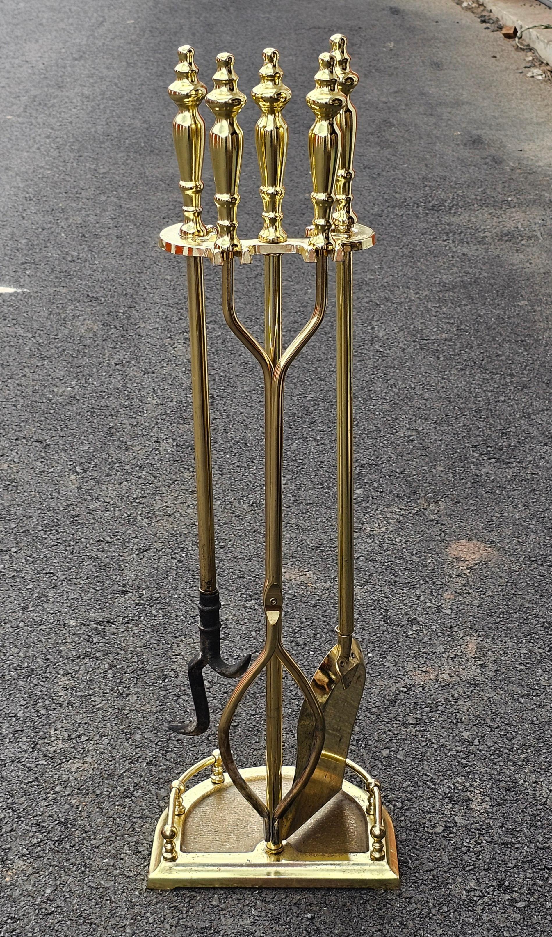 Juego de utensilios neoclásicos de latón pulido para chimenea sobre soporte siglo XX en venta