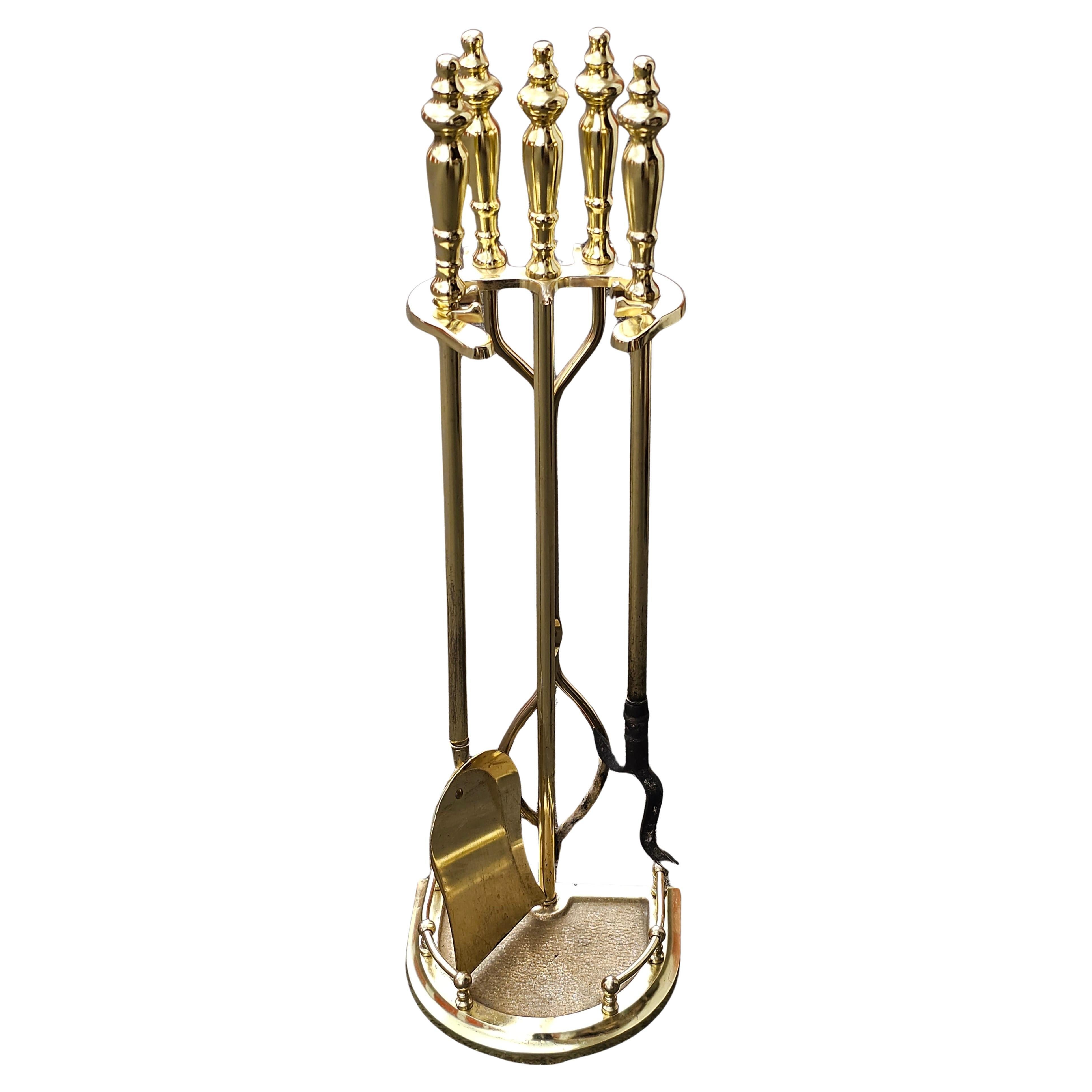 Juego de utensilios neoclásicos de latón pulido para chimenea sobre soporte en venta