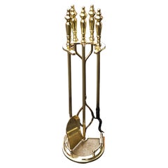 Juego de utensilios neoclásicos de latón pulido para chimenea sobre soporte