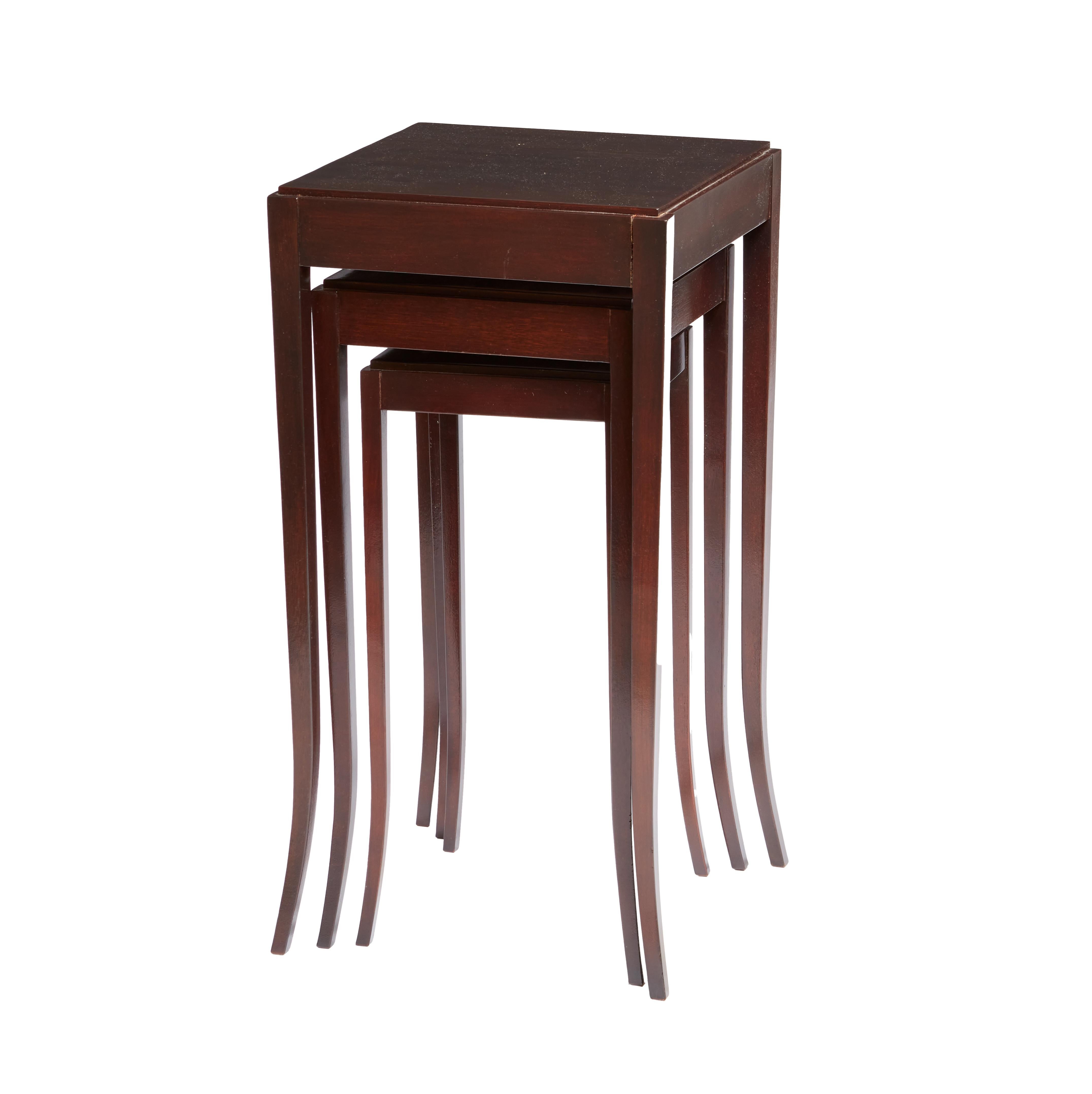 Diseñado por Barbara Barry para la empresa Baker Furniture Company, este conjunto de 3 mesas nido con patas separadas está acabado en una rica caoba, Dimensiones de todas las mesas: Grande: 29h x 15 