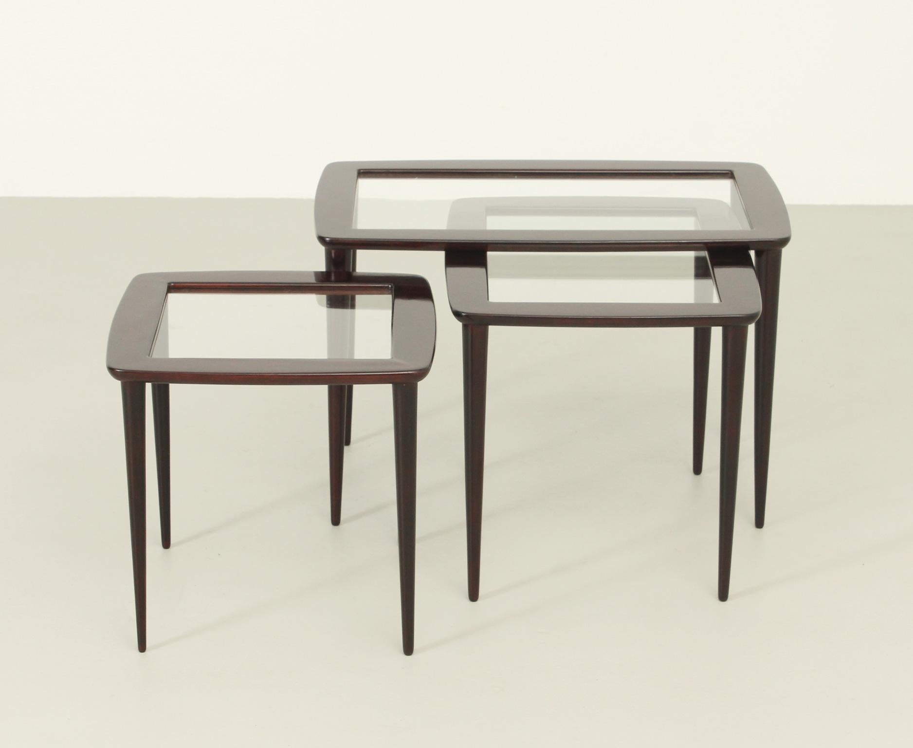 Ensemble de tables gigognes modèle 401 conçu en 1955 par Ico Parisi pour De Baggis, Italie. Cadres en bois avec plateau en verre d'origine. Les pieds peuvent être facilement retirés pour un transport aisé.