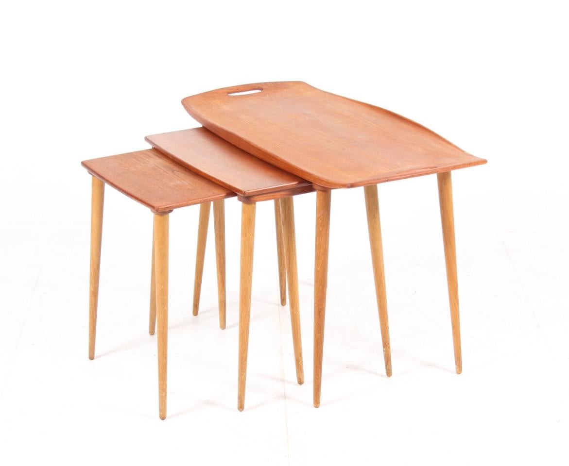 Tischset aus gut patiniertem Teakholz und Eiche, entworfen von Maa. Jens Harald Quistgaard für Nissen Furniture in den 1960er Jahren. Toller Zustand.