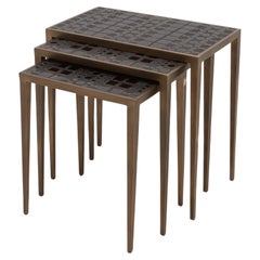 Set aus verschachtelten Tischen in schwarzem Chagrinleder und Stiftschale mit Messing von R&Y Augousti